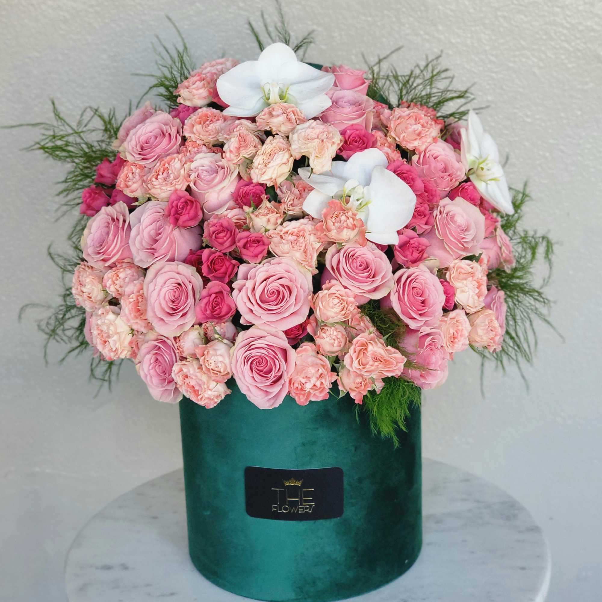 Delicate and light arrangement in a luxurious velvet box with pink roses