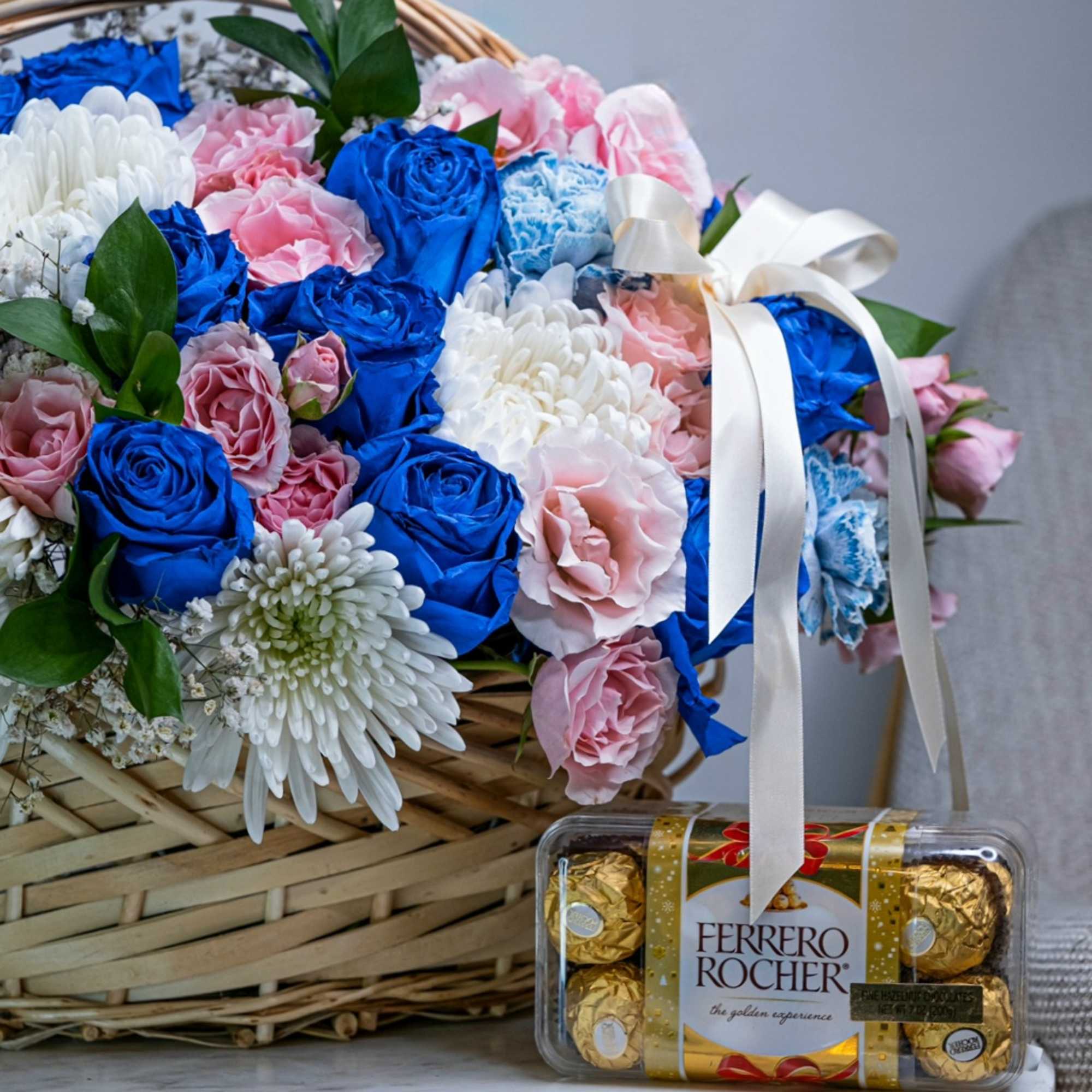 In addition to balloons and gifts, flowers are also given to baby