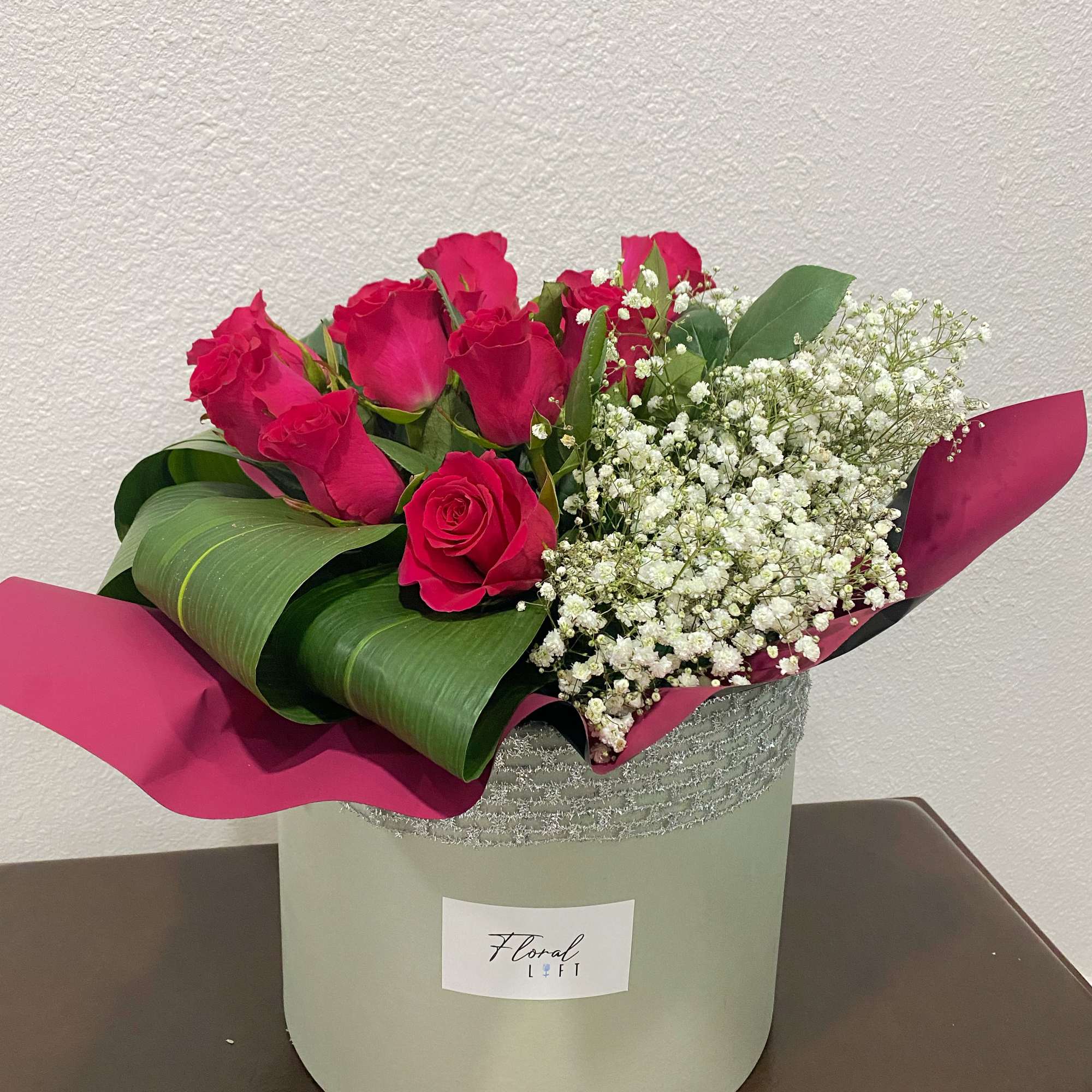 Roses and babies breath.  Roses and babies breath.
