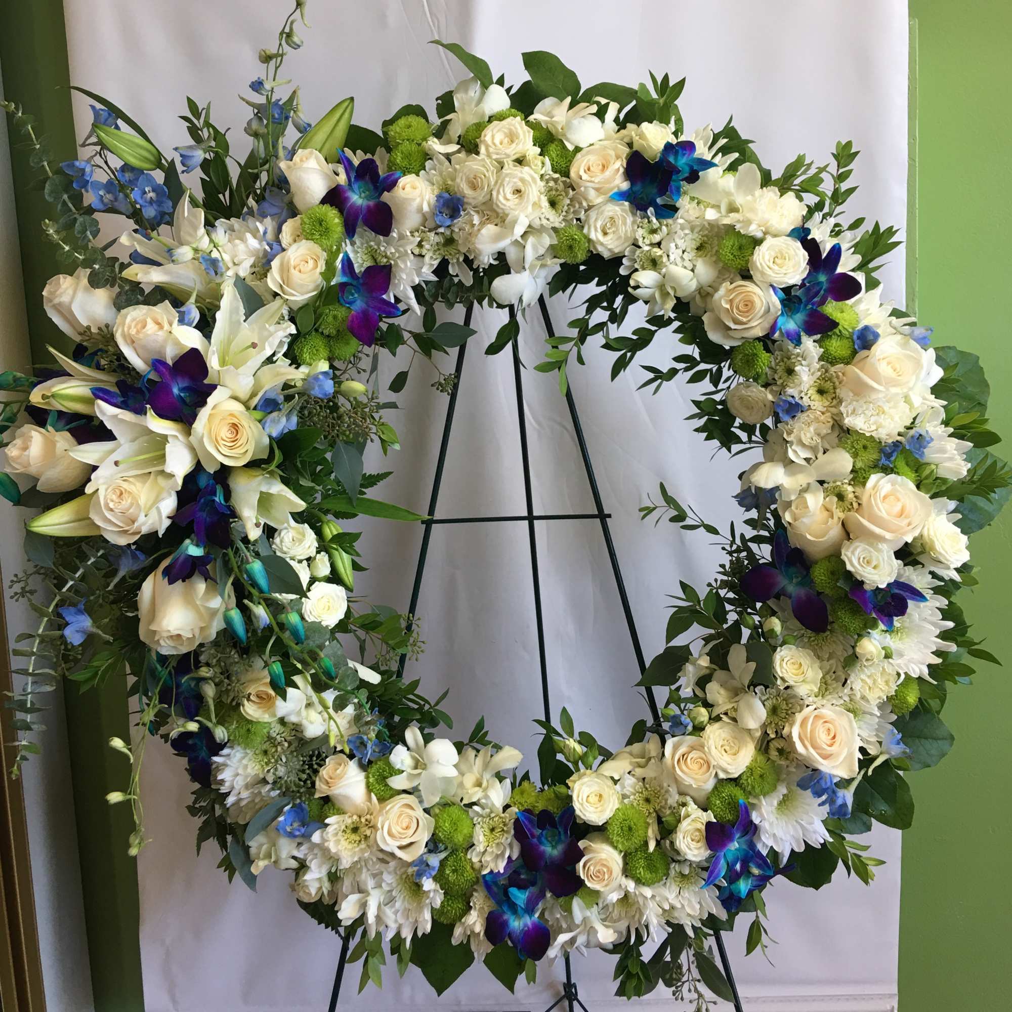24&quot; Wreath, mixed flowers in white, blue and green!