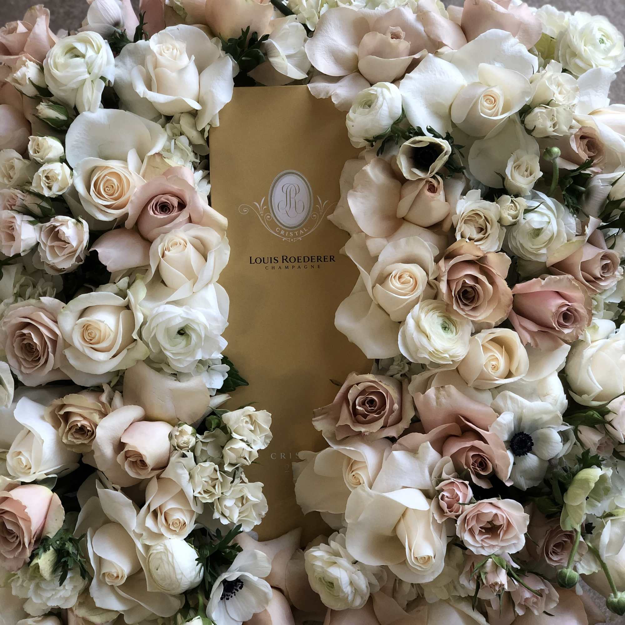 Gifts setting in a square box with  
Louis Roederer Champagne Brut