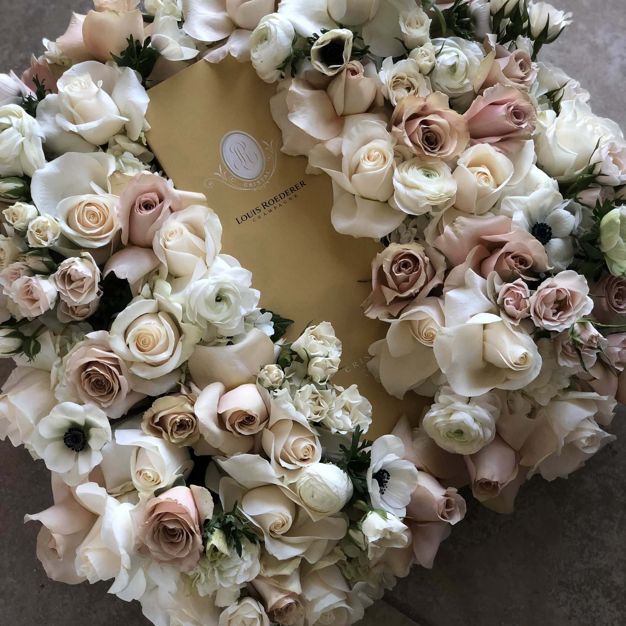 Gifts setting in a square box with  
Louis Roederer Champagne Brut