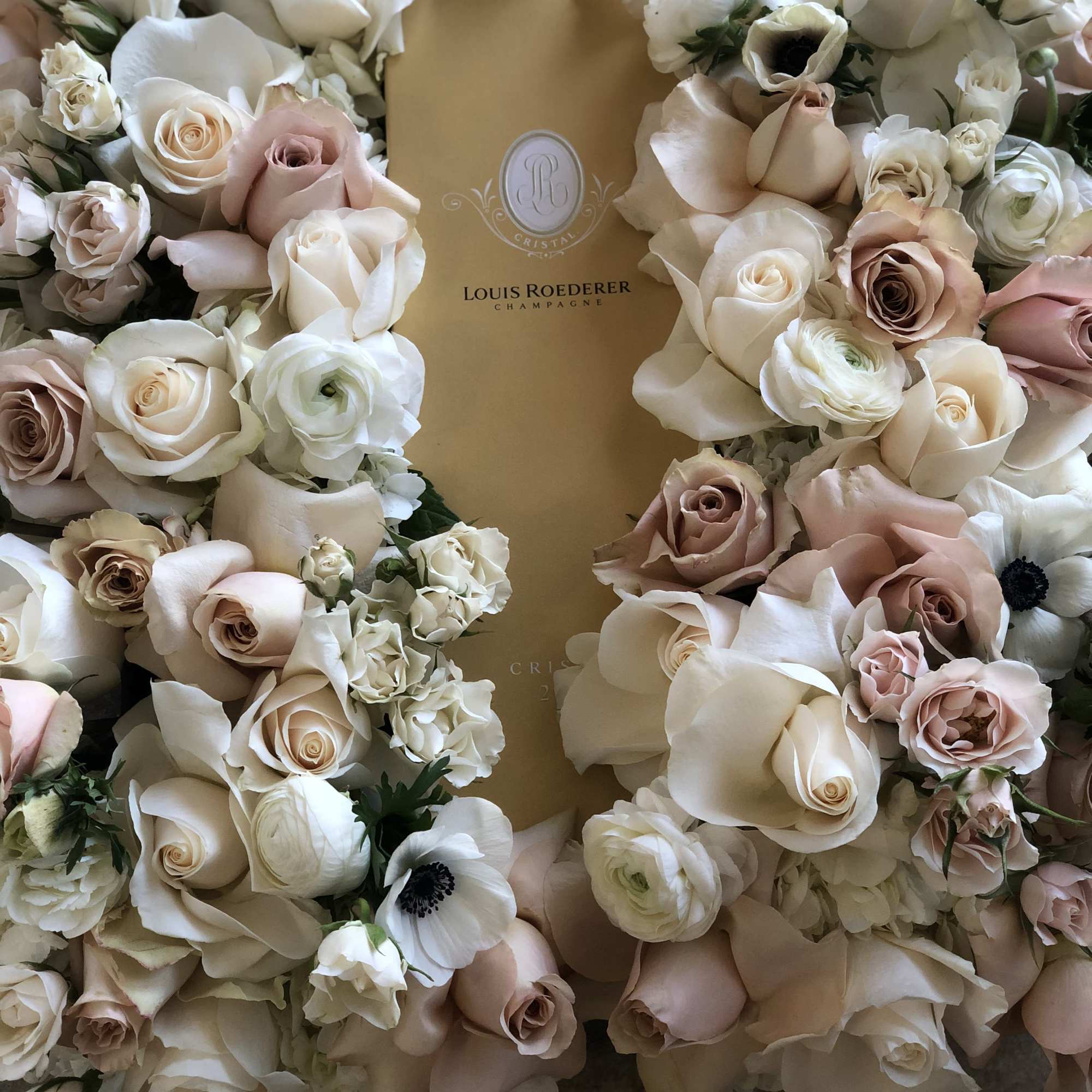 Gifts setting in a square box with  
Louis Roederer Champagne Brut