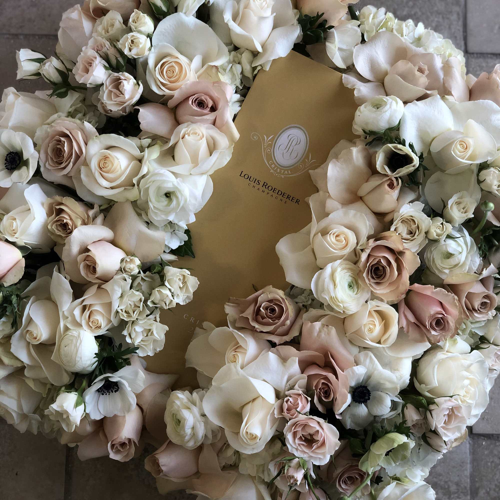 Gifts setting in a square box with  
Louis Roederer Champagne Brut