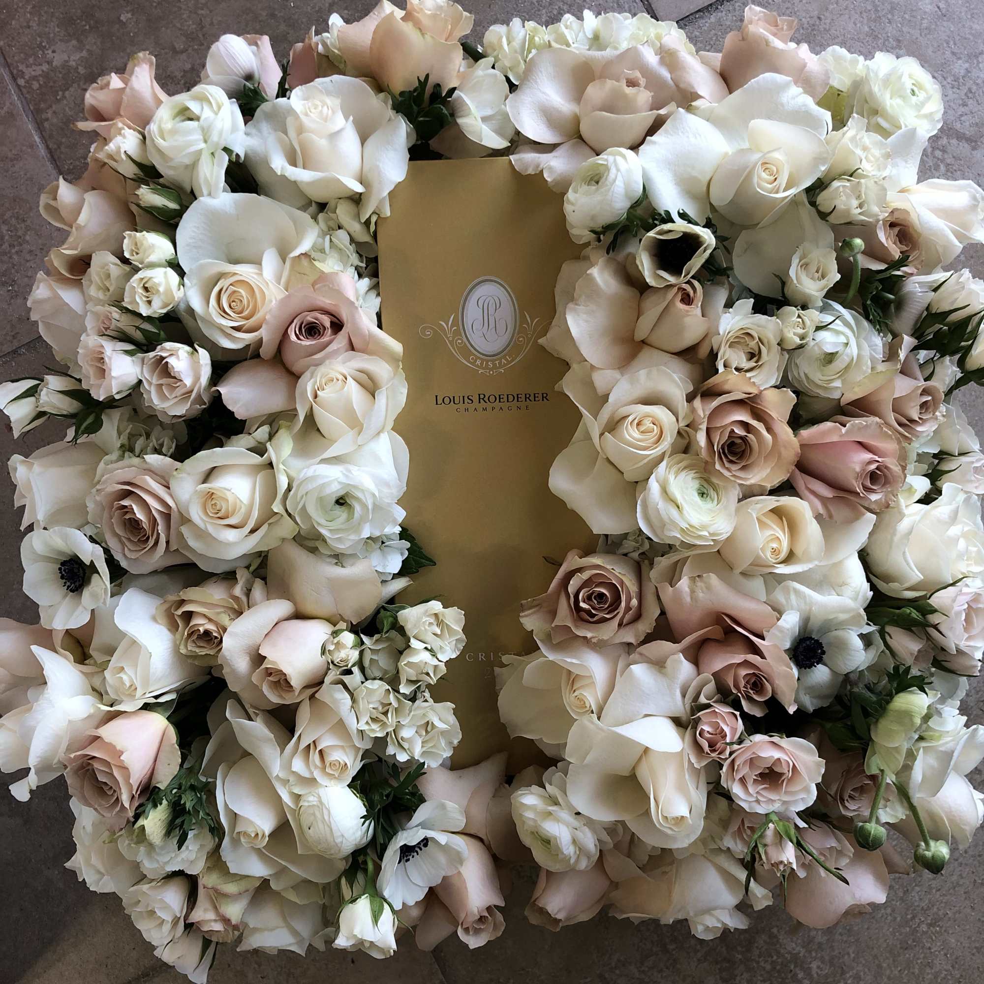 Gifts setting in a square box with  
Louis Roederer Champagne Brut