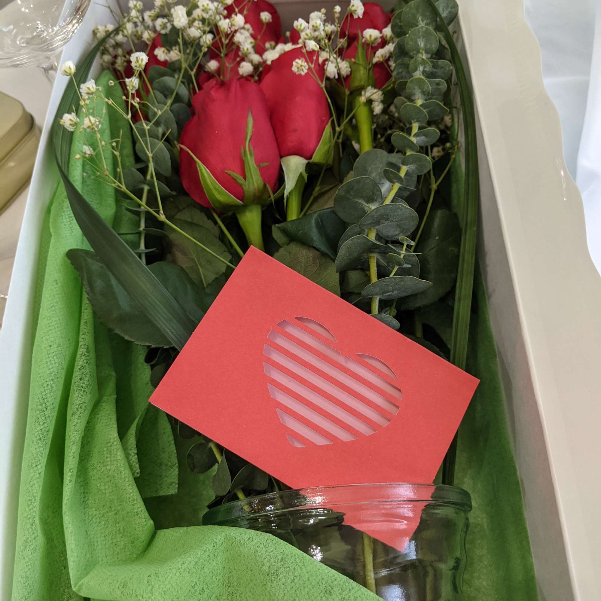 A marvelous bouquet gift consisting of 12 Roses comes in a vase.