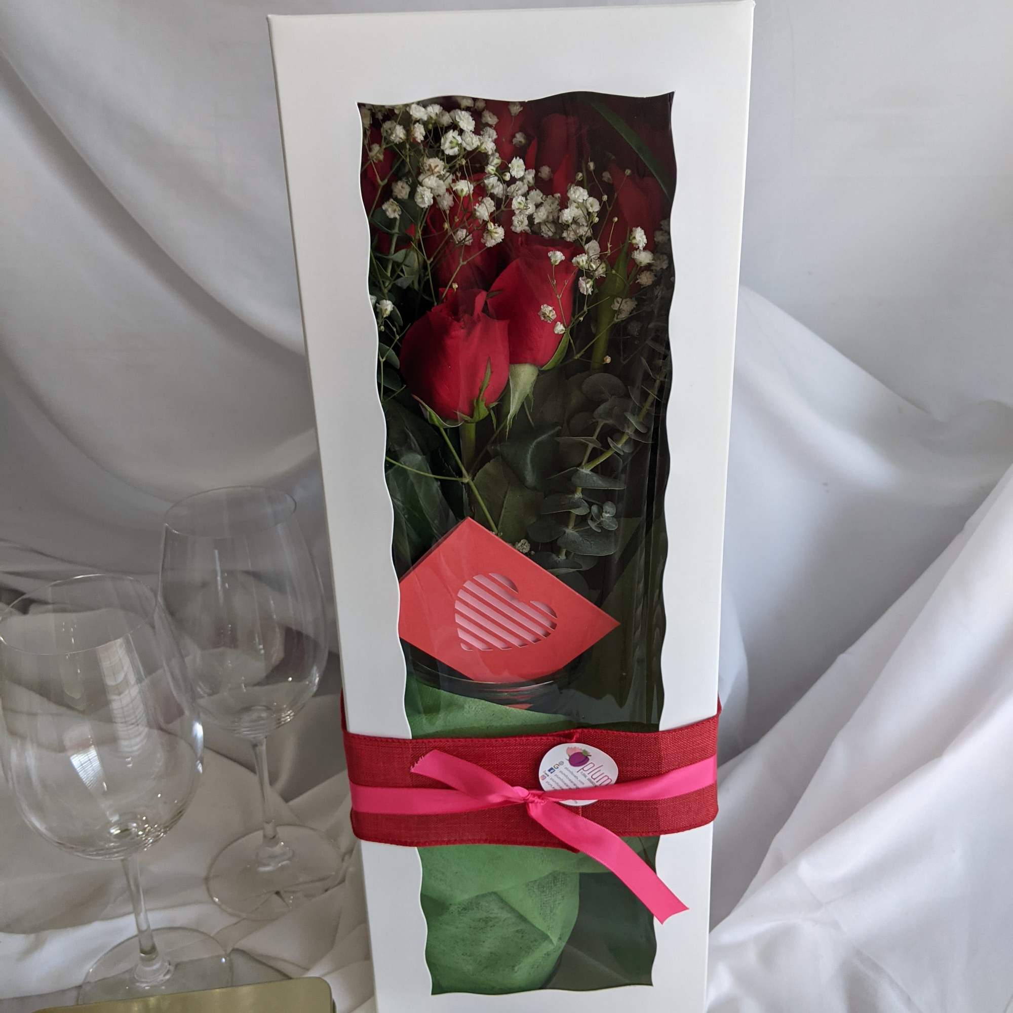 A marvelous bouquet gift consisting of 12 Roses comes in a vase.