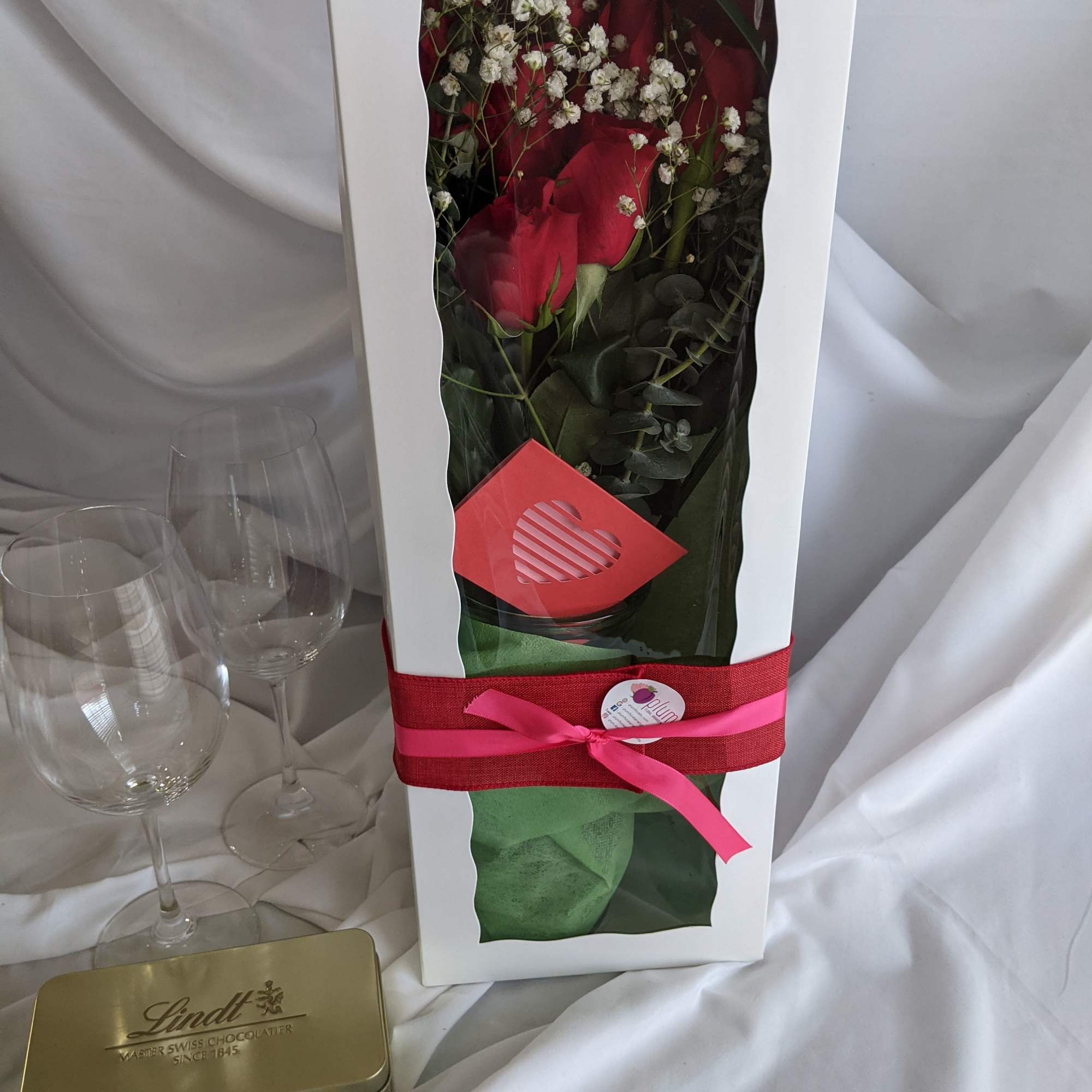 A marvelous bouquet gift consisting of 12 Roses comes in a vase.