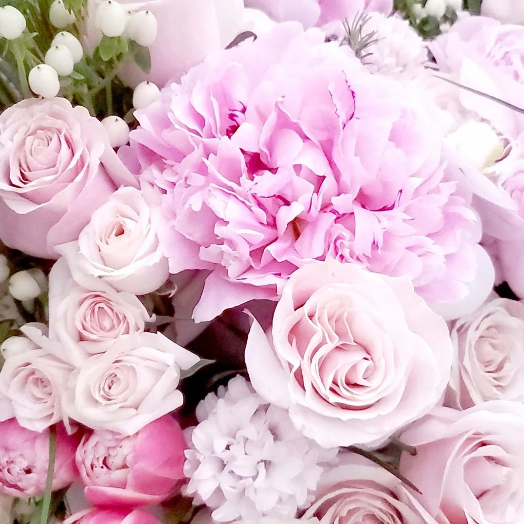 This breathtaking floral masterpiece will be the center of attention for any