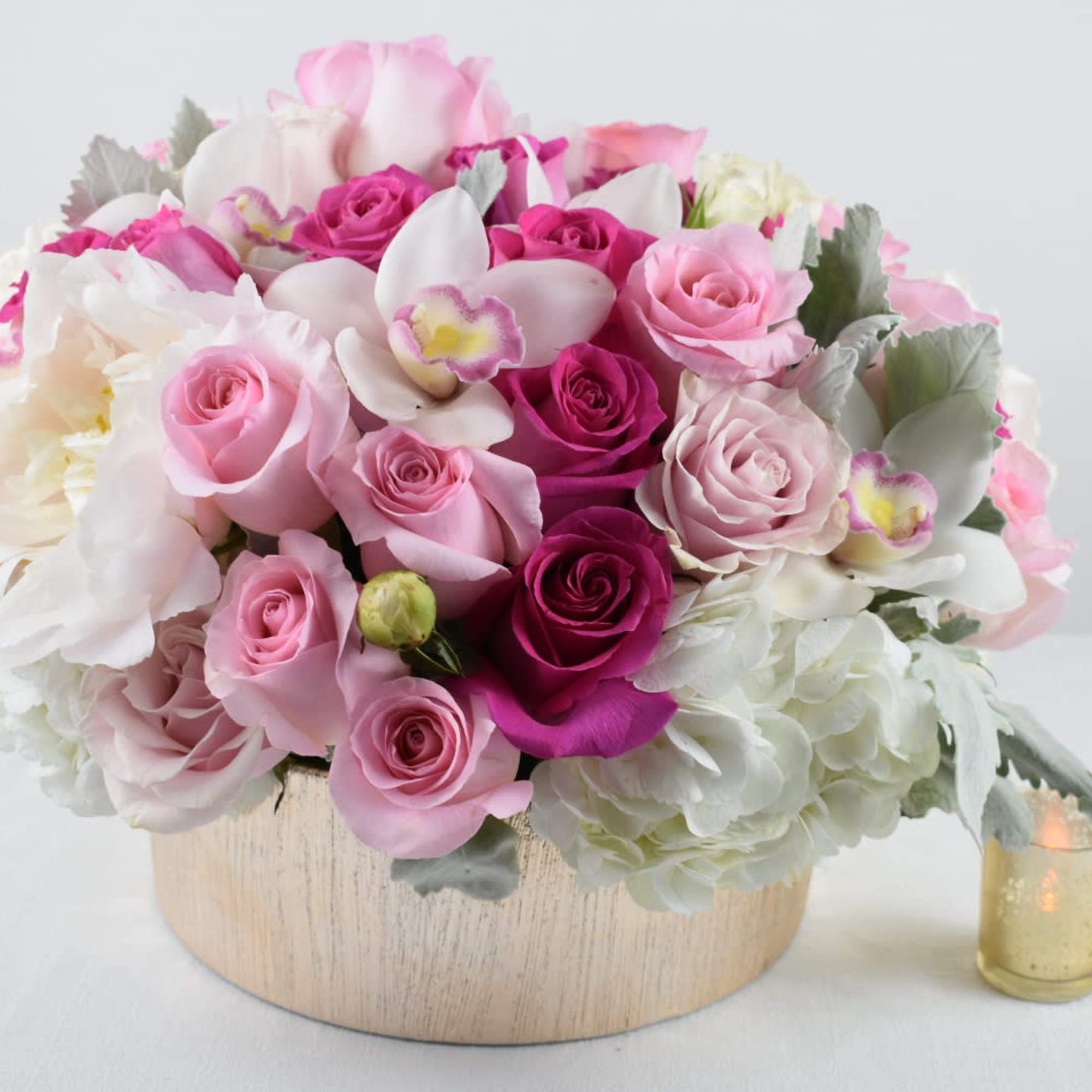 This beautiful arrangements comes in a round Gold low vase 
With some
