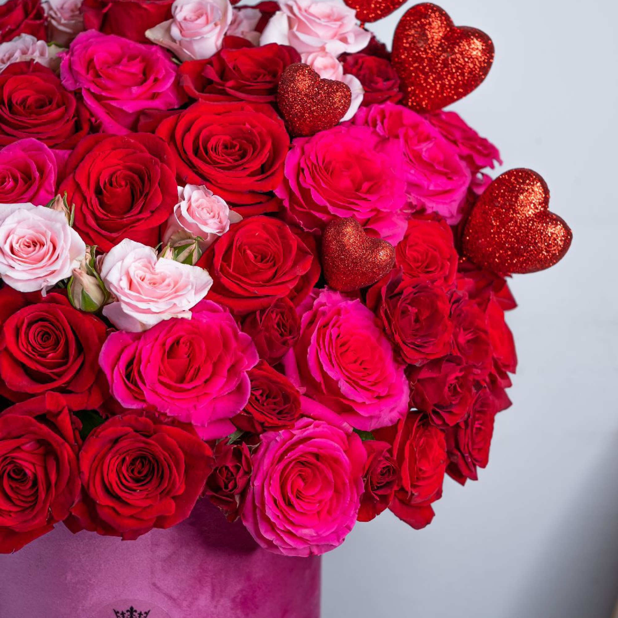 An amazing box with fresh flowers!
The composition is combined with delicate pink