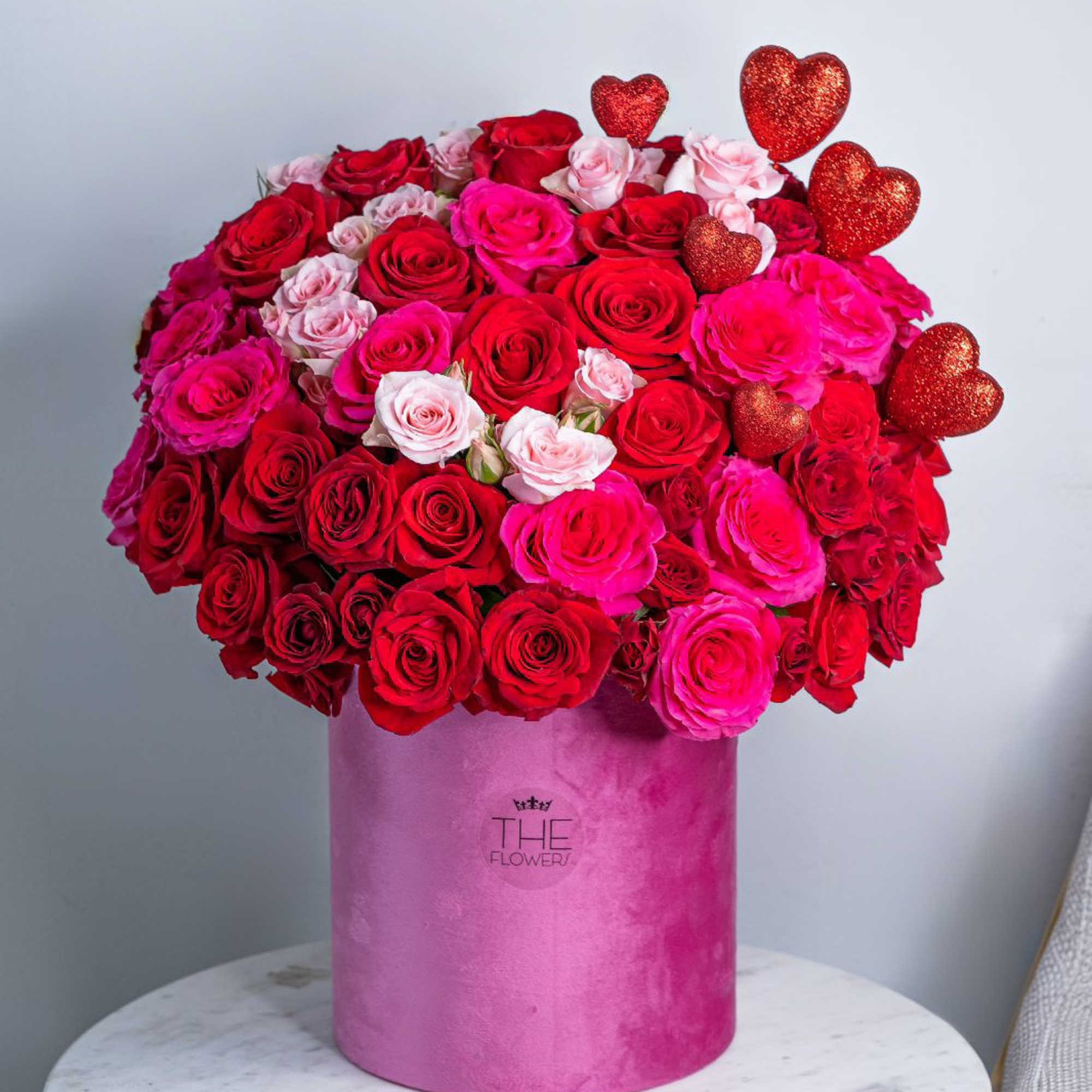 An amazing box with fresh flowers!
The composition is combined with delicate pink