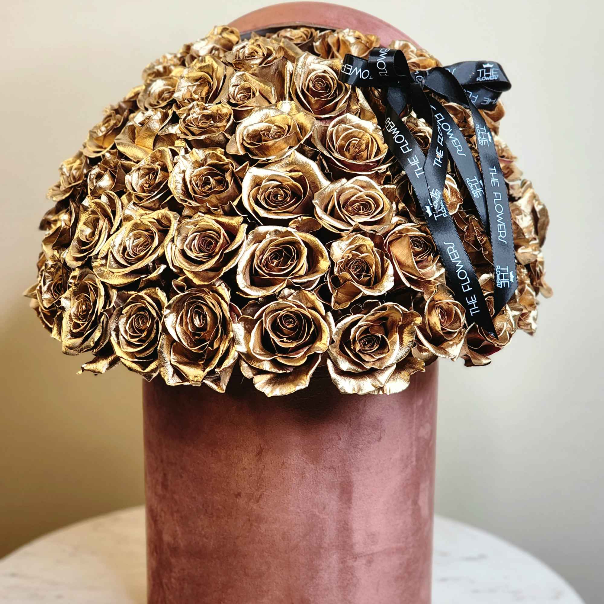 Golden roses are a royal bouquet for a loved one. Perfect for