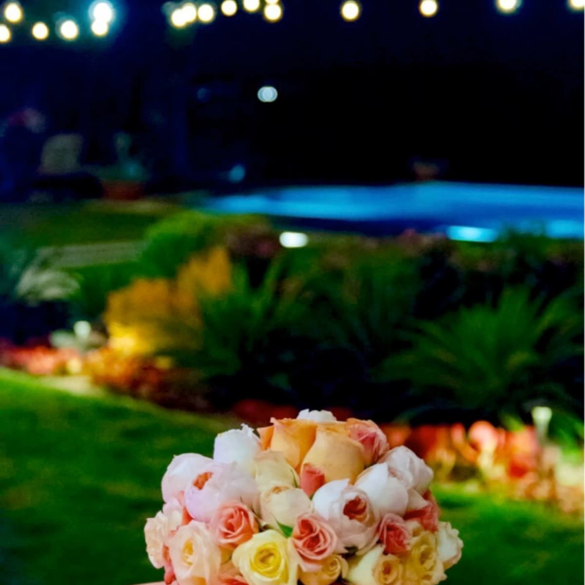 Ingredients:
Premium Peach Roses
Premium Blonde Roses
Premium Apricot Roses
Premium White and blush Peonies
Square Ceramic