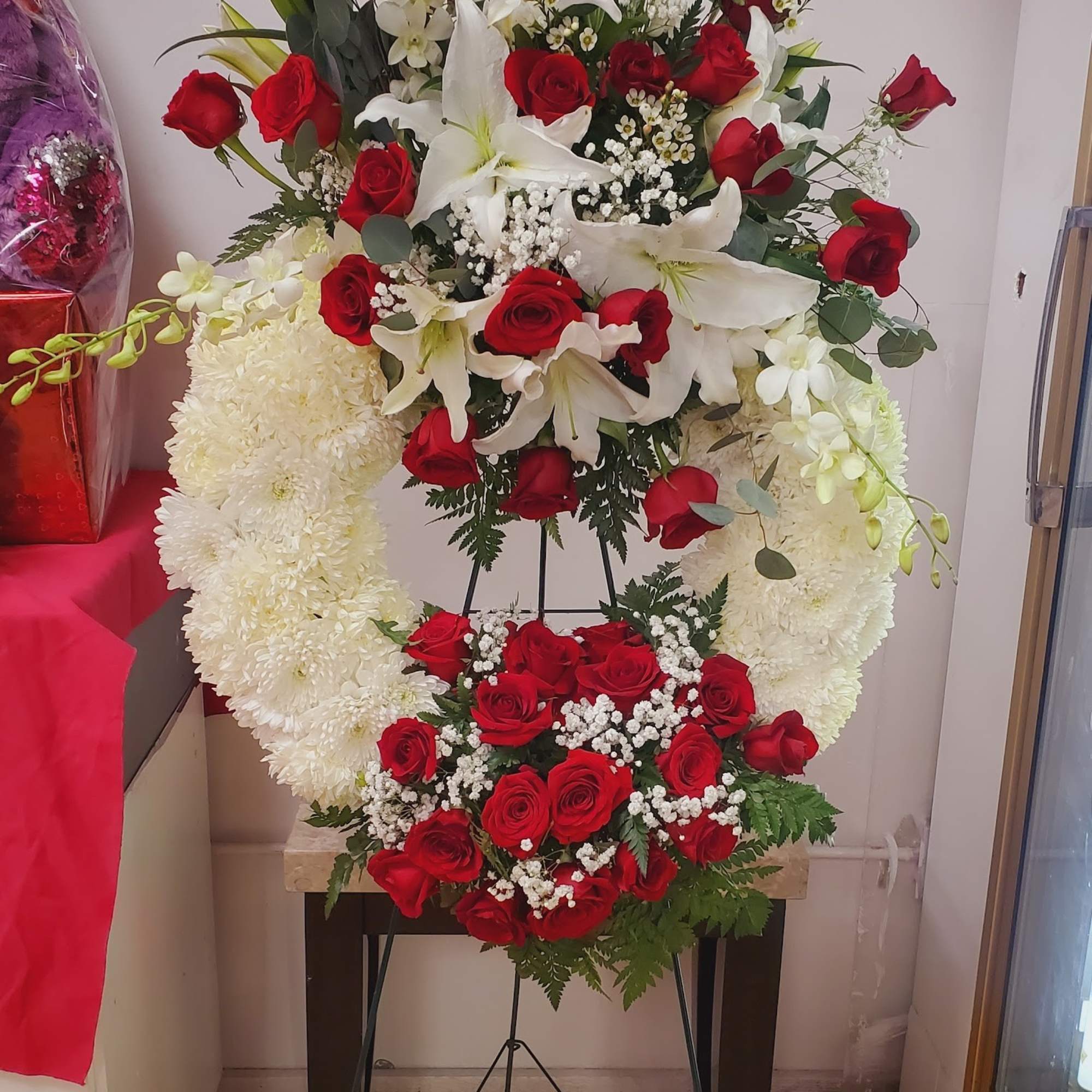 DISCLAIMER
For green and blooming plants, similar plants may be substituted of equal DISCLAIMER
For green and blooming plants, similar plants may be substituted of equal