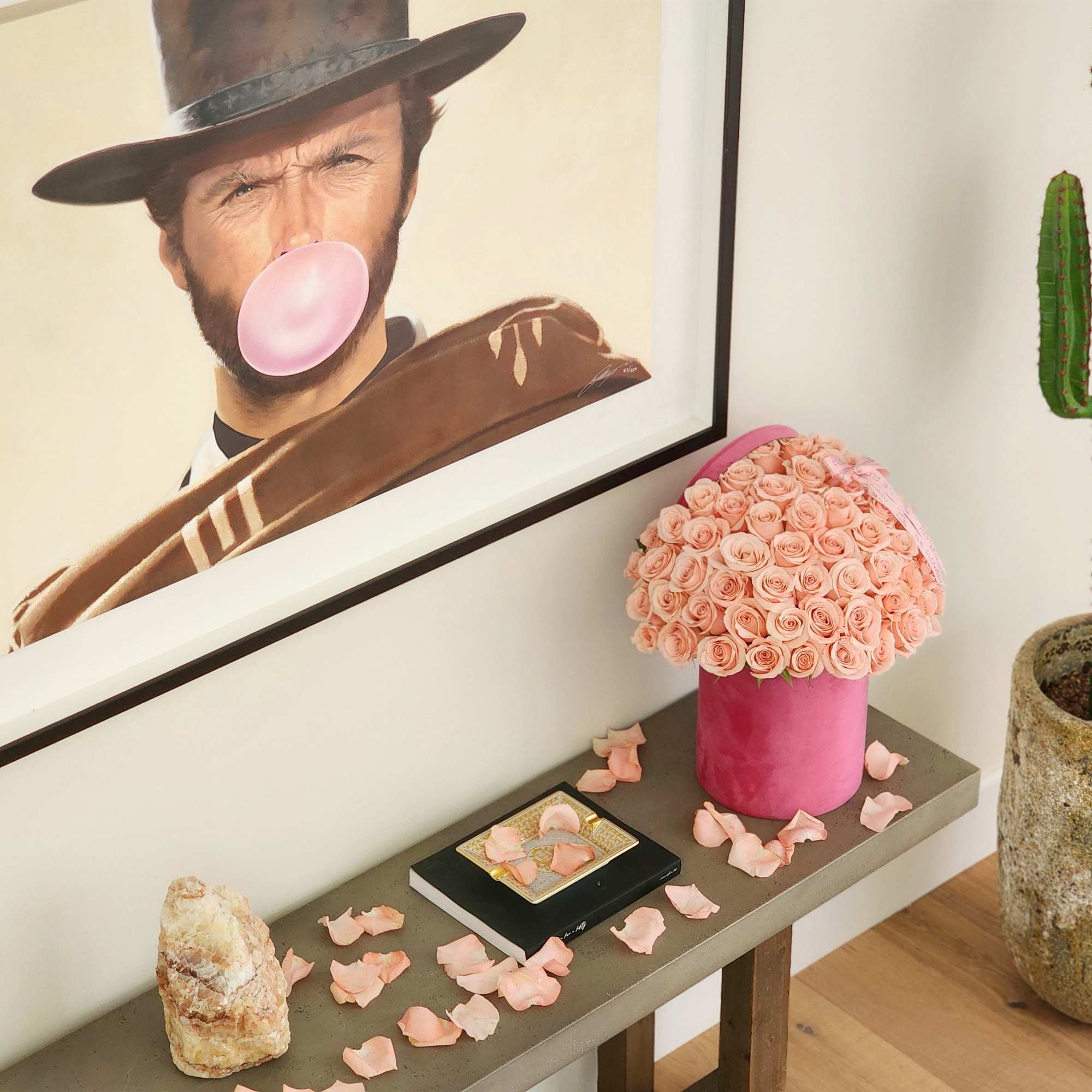 The Flowers in the interior....
Pink roses are a symbol of tenderness, elegance