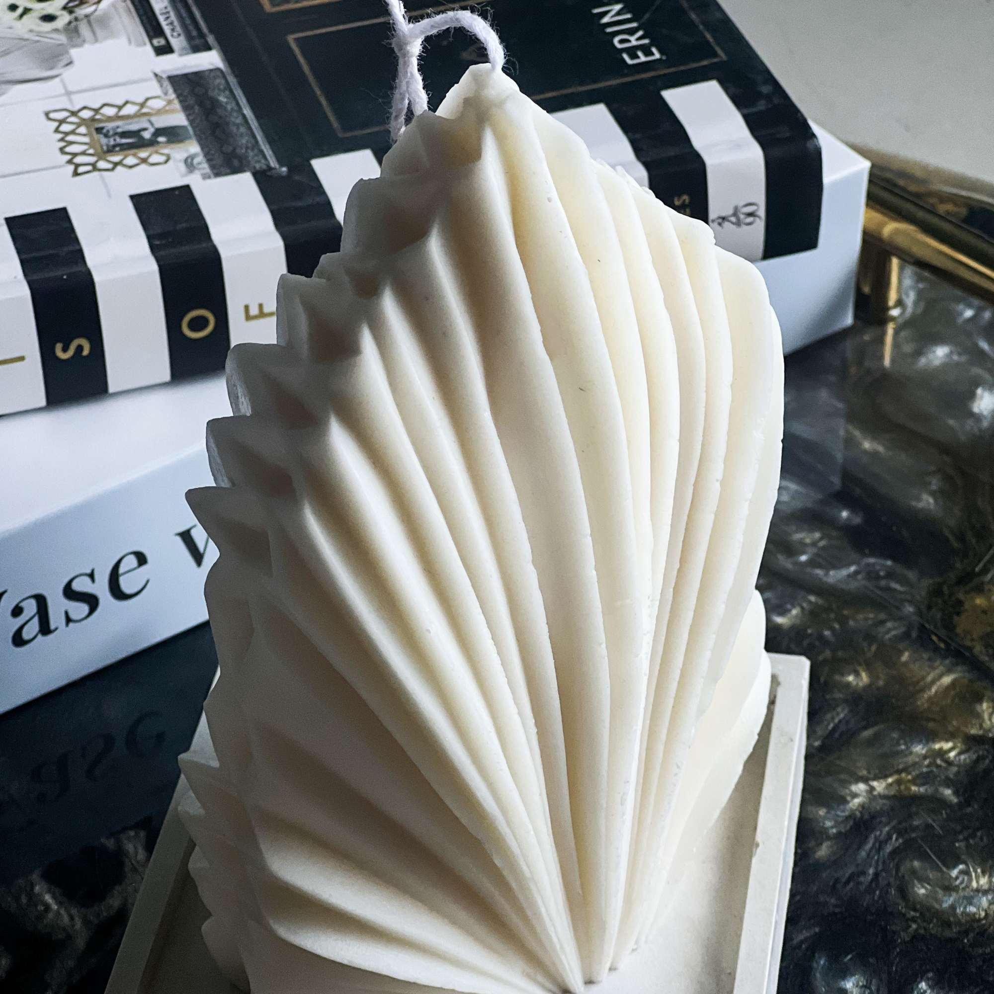 Beautiful scented extra large handmade candle - Sculptural Palm Leaf Candle.

6 inch