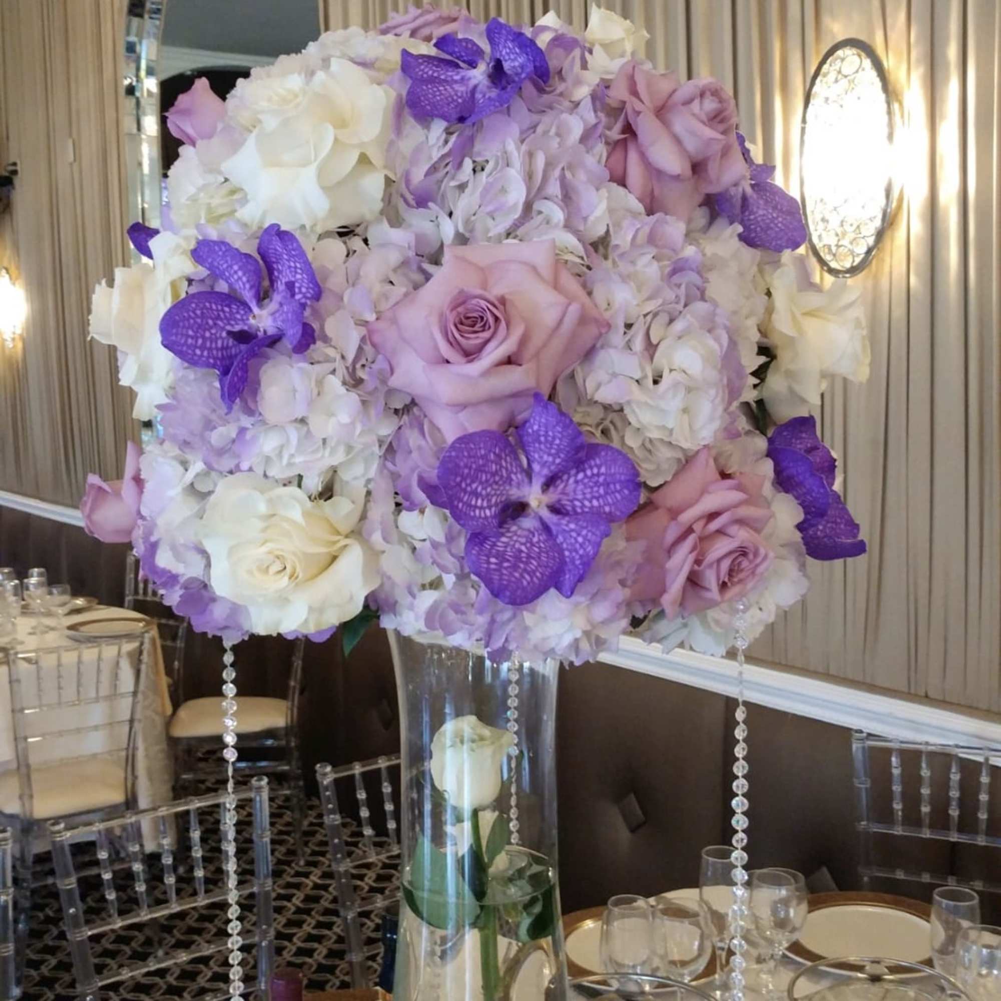 Mix roses &amp; orchids centerpiece 