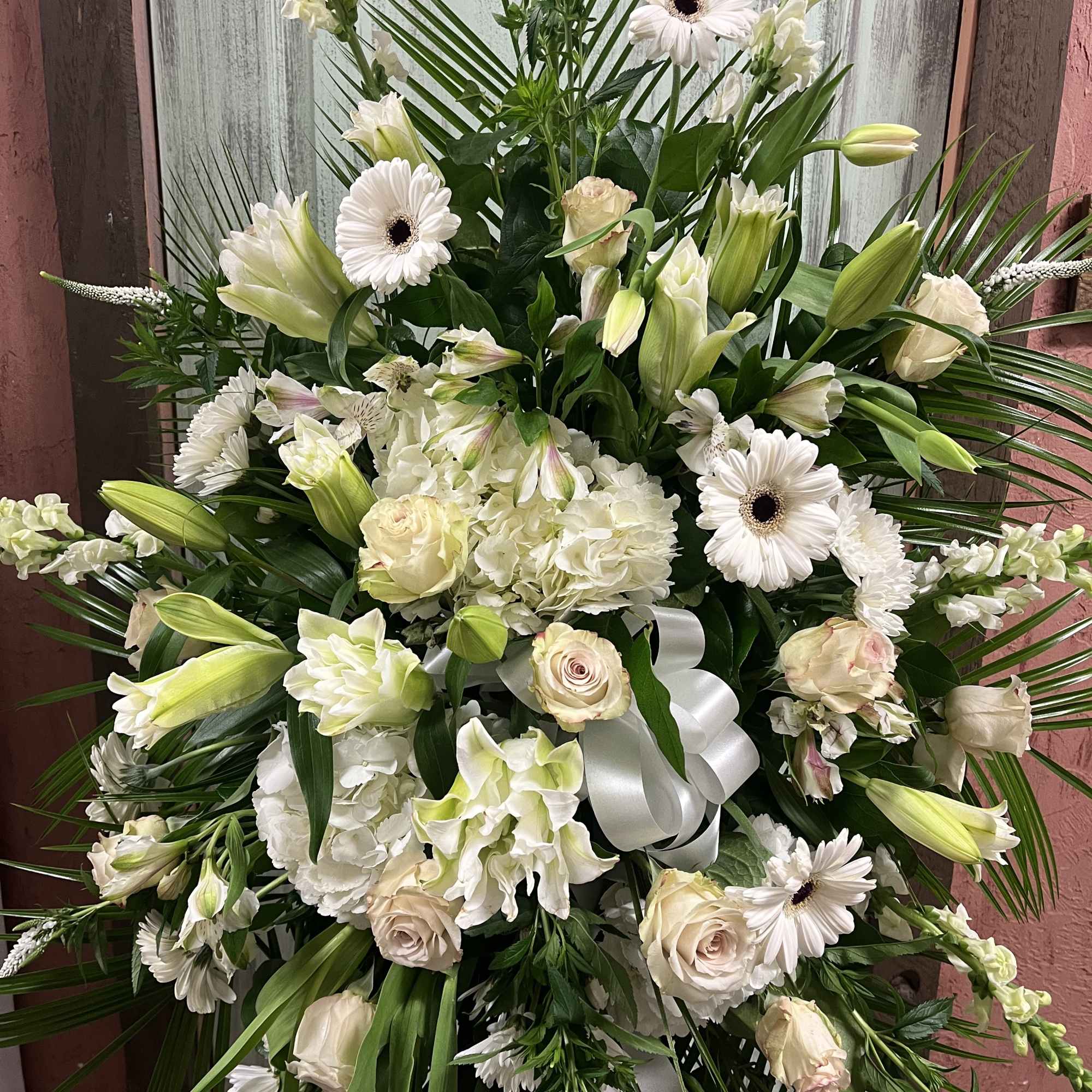 Type of Flowers: All White Premium Flowers with .
Availability: All year round
Design