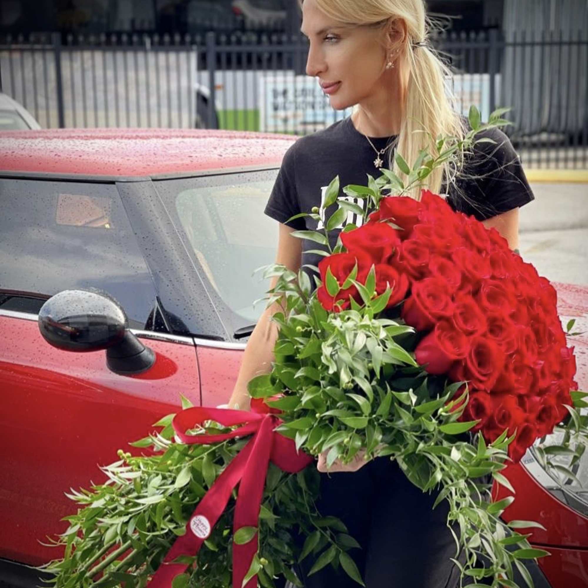 Beautifil red roses. 
or color of roses can be of your choice.

