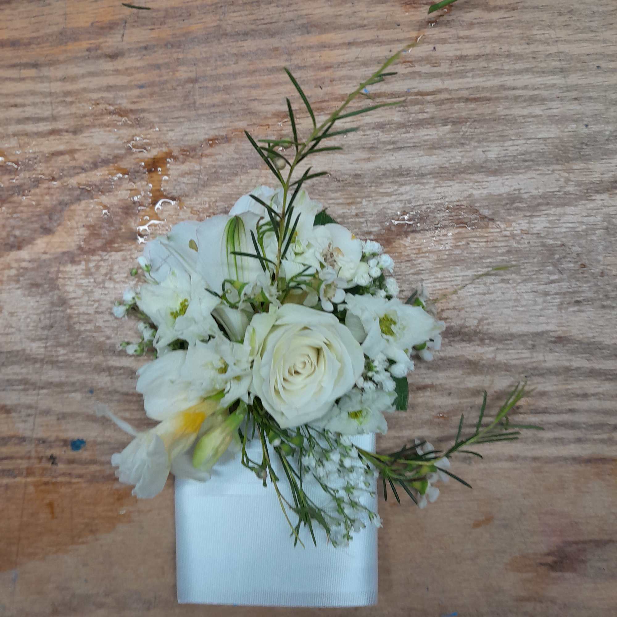 Trending style &quot;pocket boutonniere&quot; looks almost like small  bouquet, easy insert