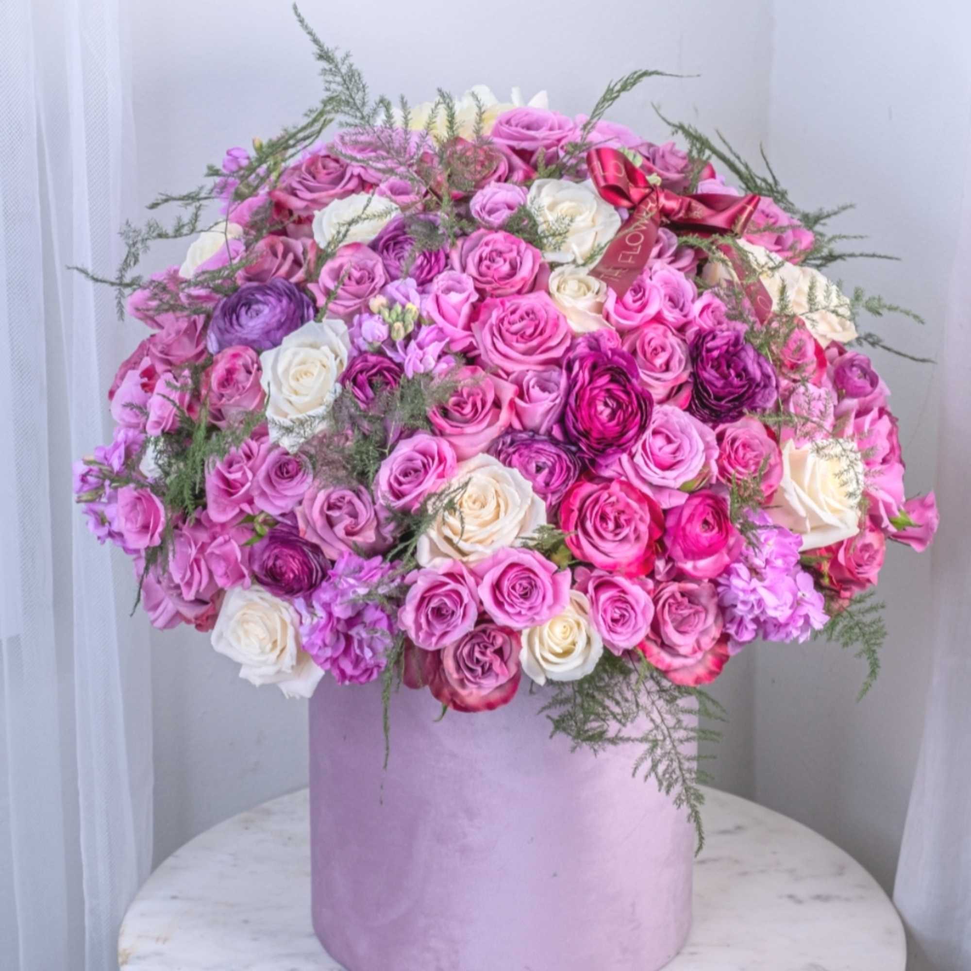 Compositions of purple roses are a wonderful way to express your admiration