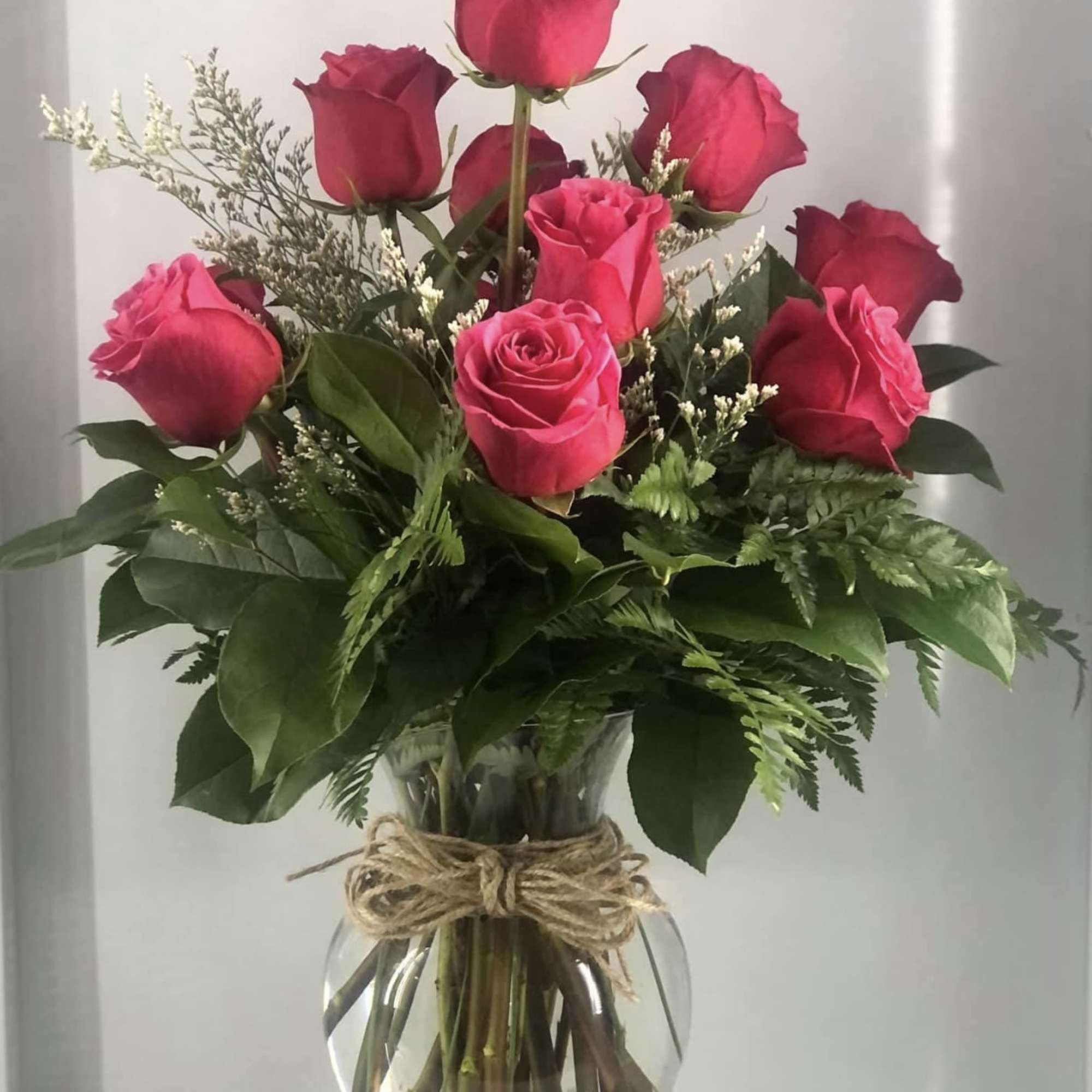A dozen of long steam hot pink roses arranged in a 11&#039;