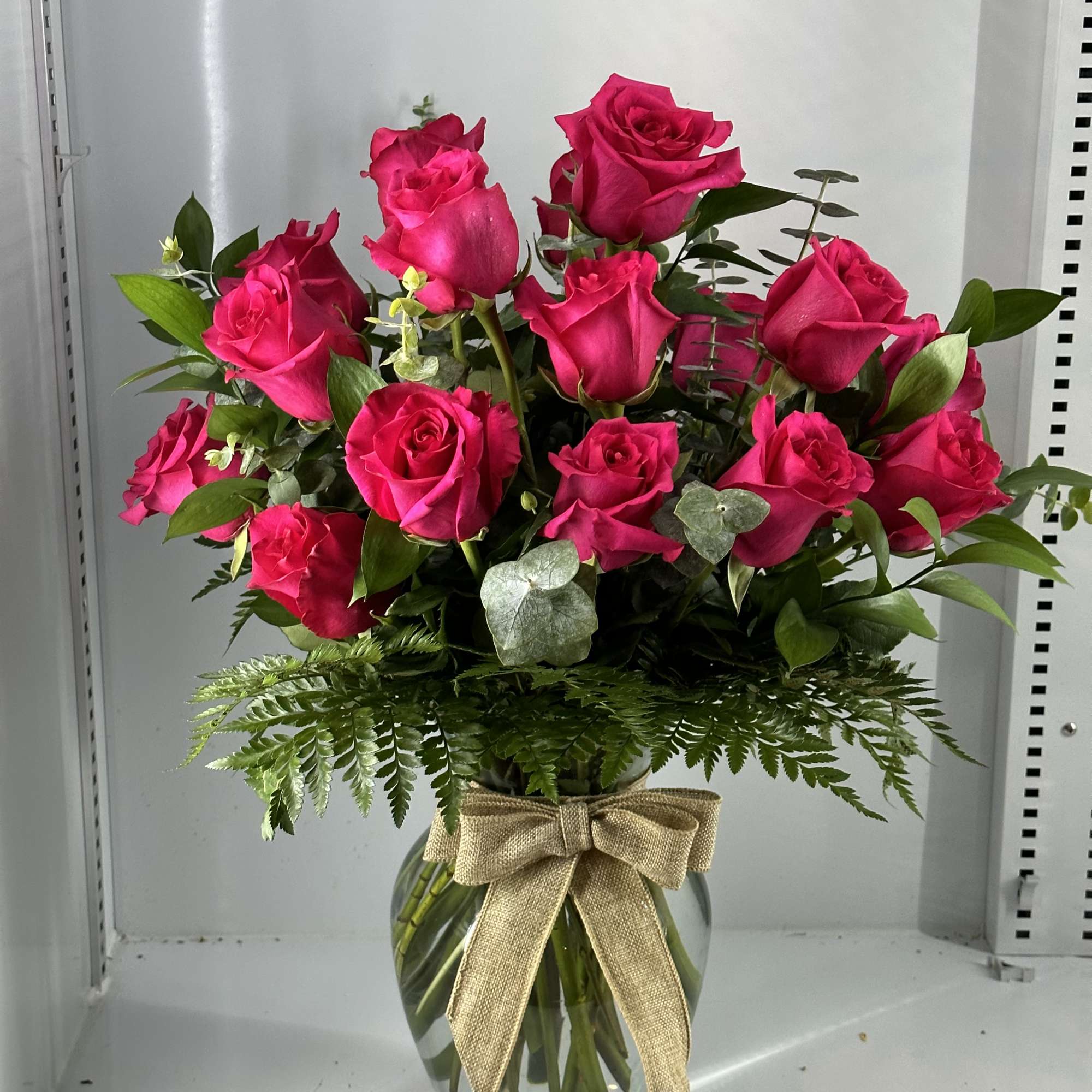 A dozen of long steam hot pink roses arranged in a 11&#039;