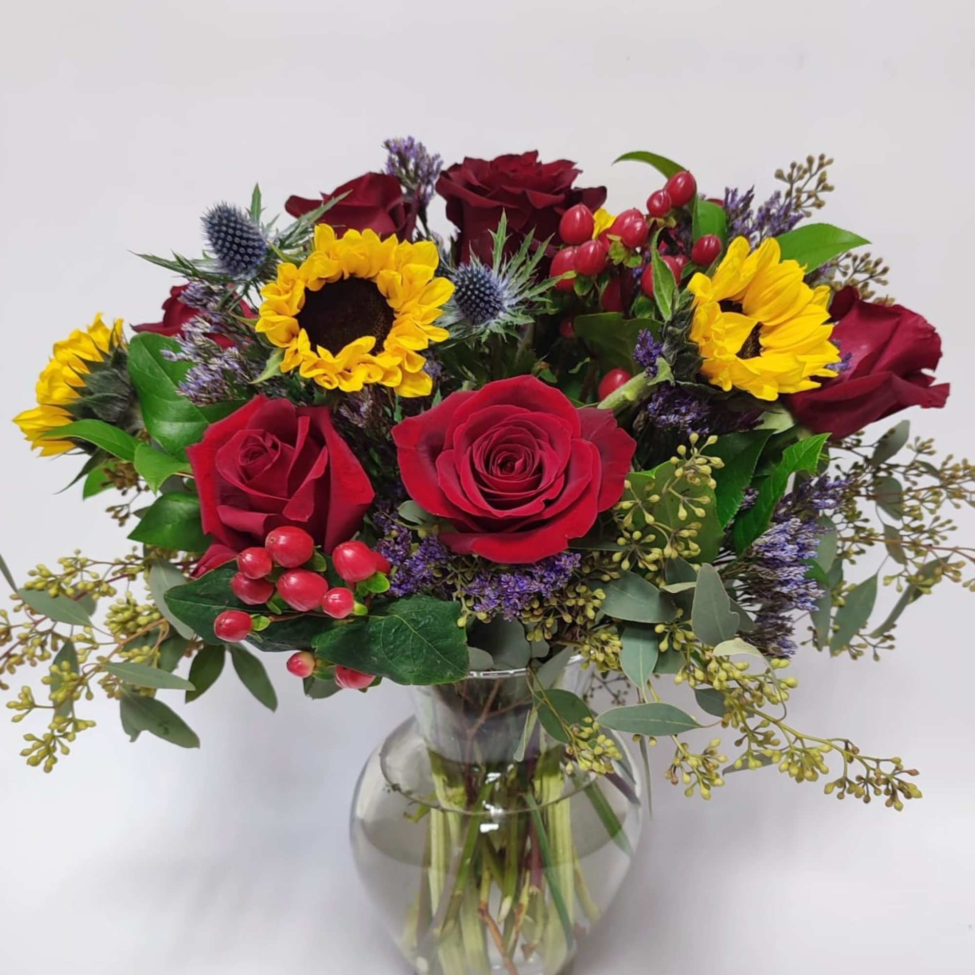 Beautiful Flowers Mix in a clear vase.

 
The bouquet pictured reflects our