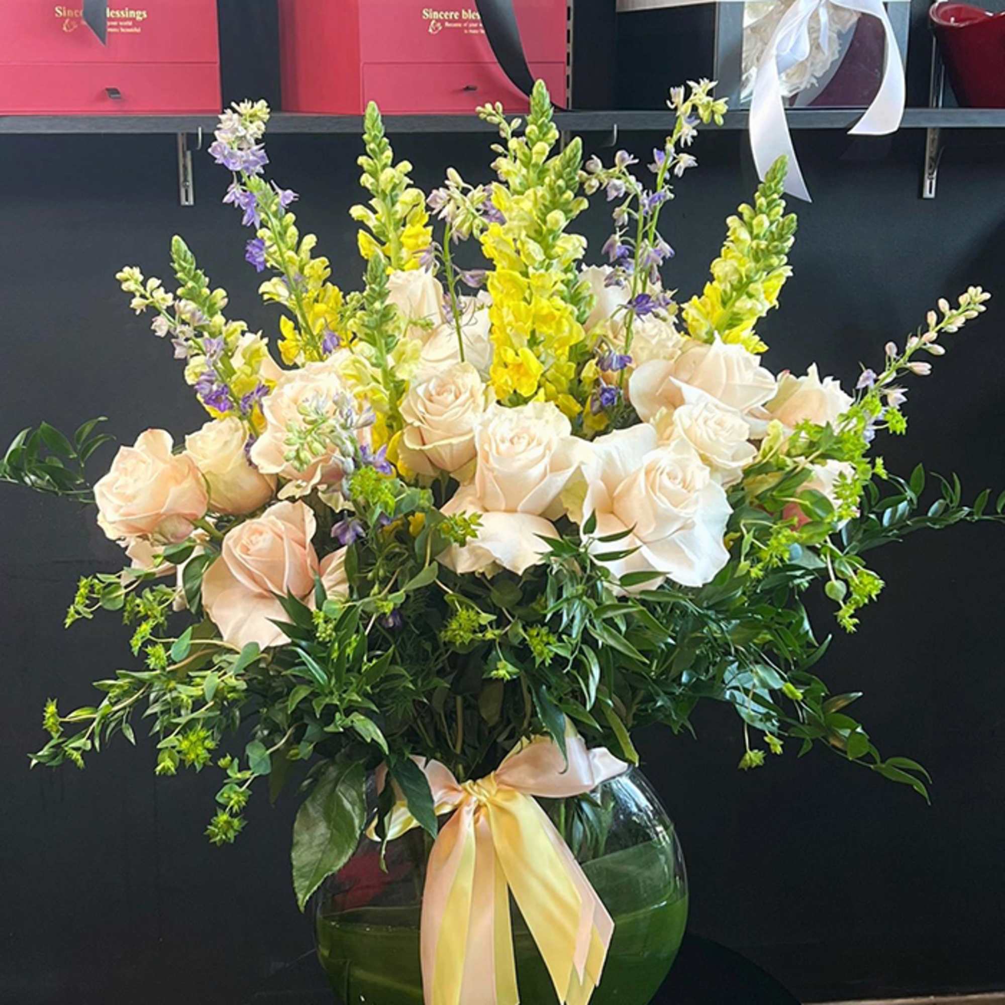 25 Roses Lady Eva, Butcher&rsquo;s Broom, SnapDragon, Crystal Base