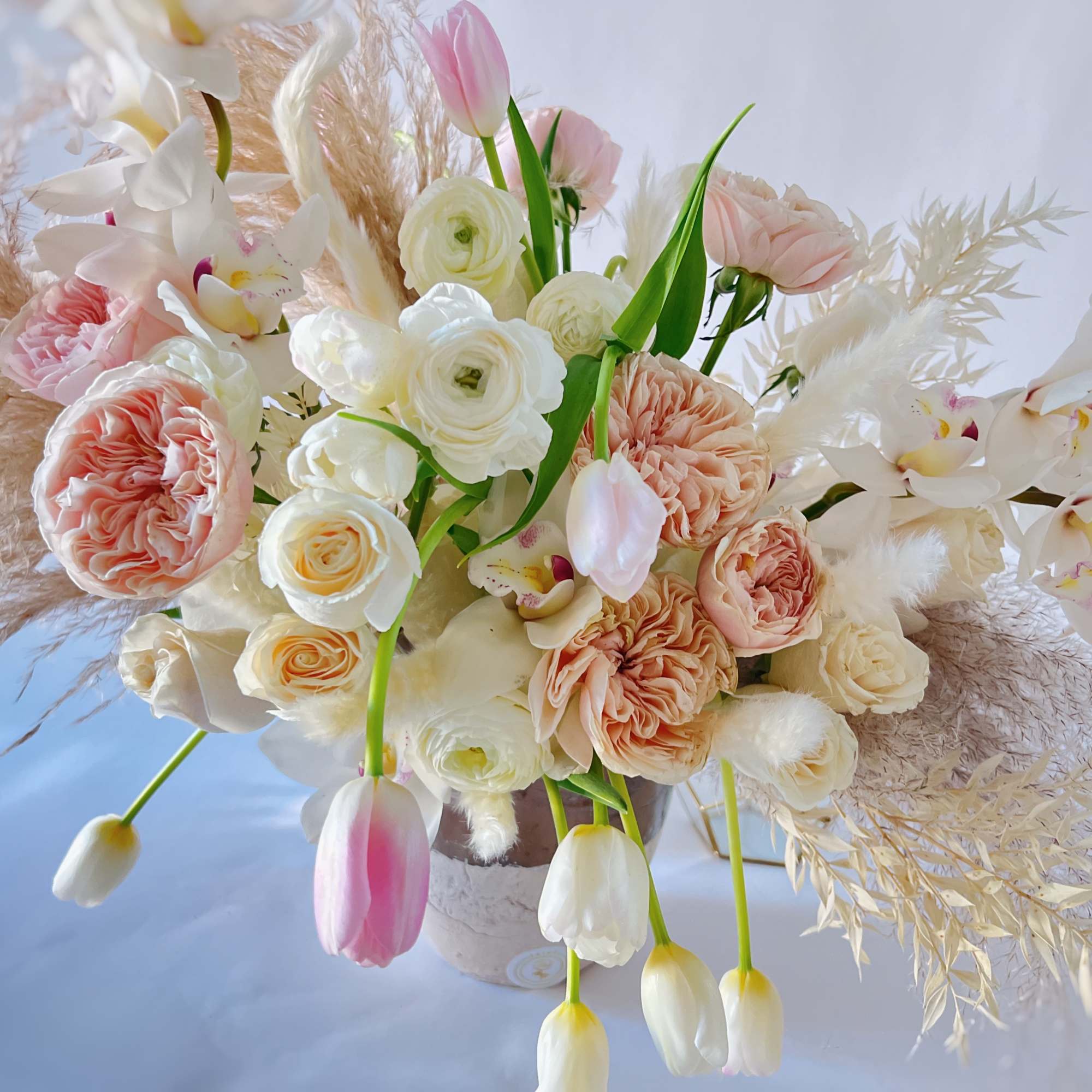 This Flower arrangement with dry flowers. This beautiful arrangement is a creamy