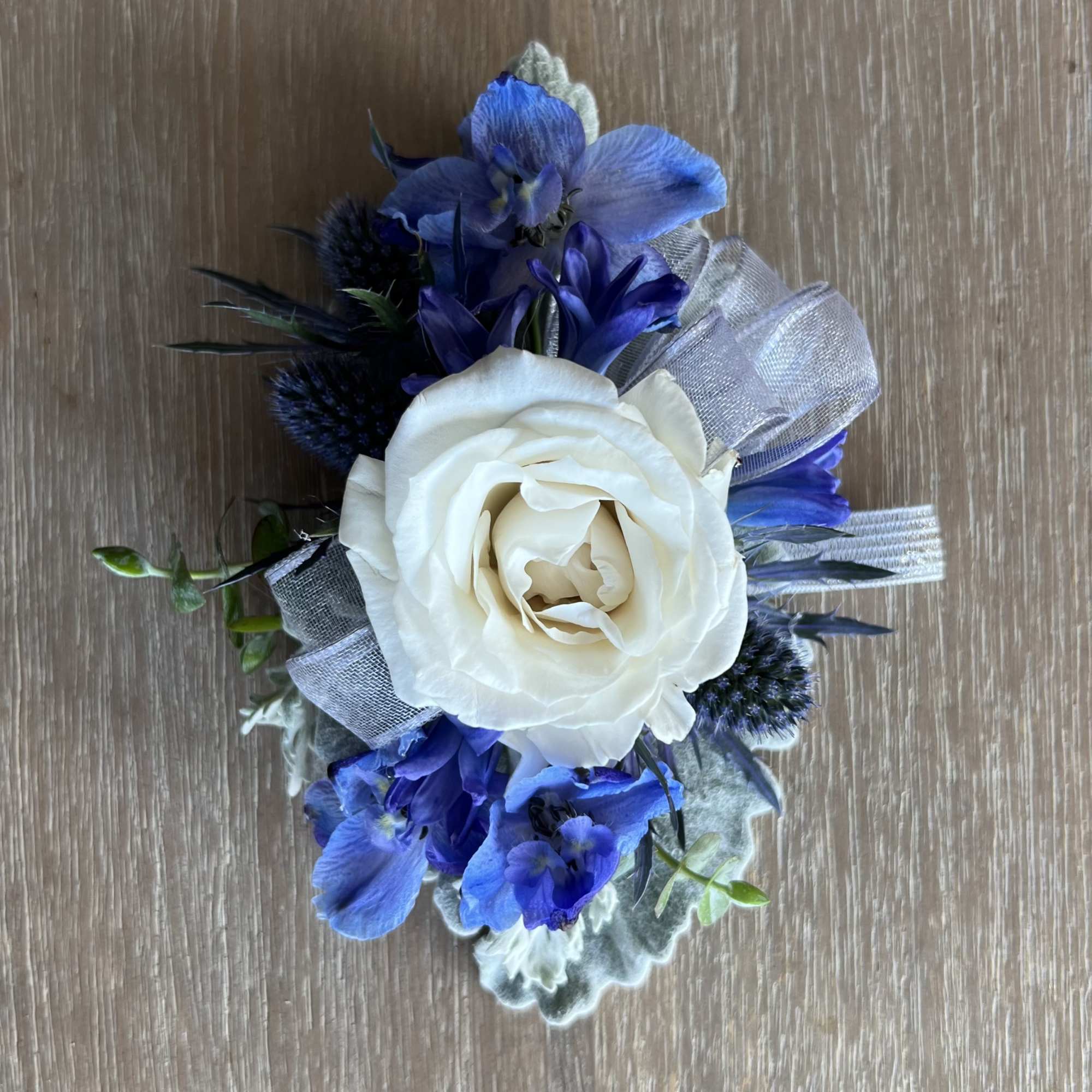 This flower corsage is delicate and beautiful. Please right on your notes