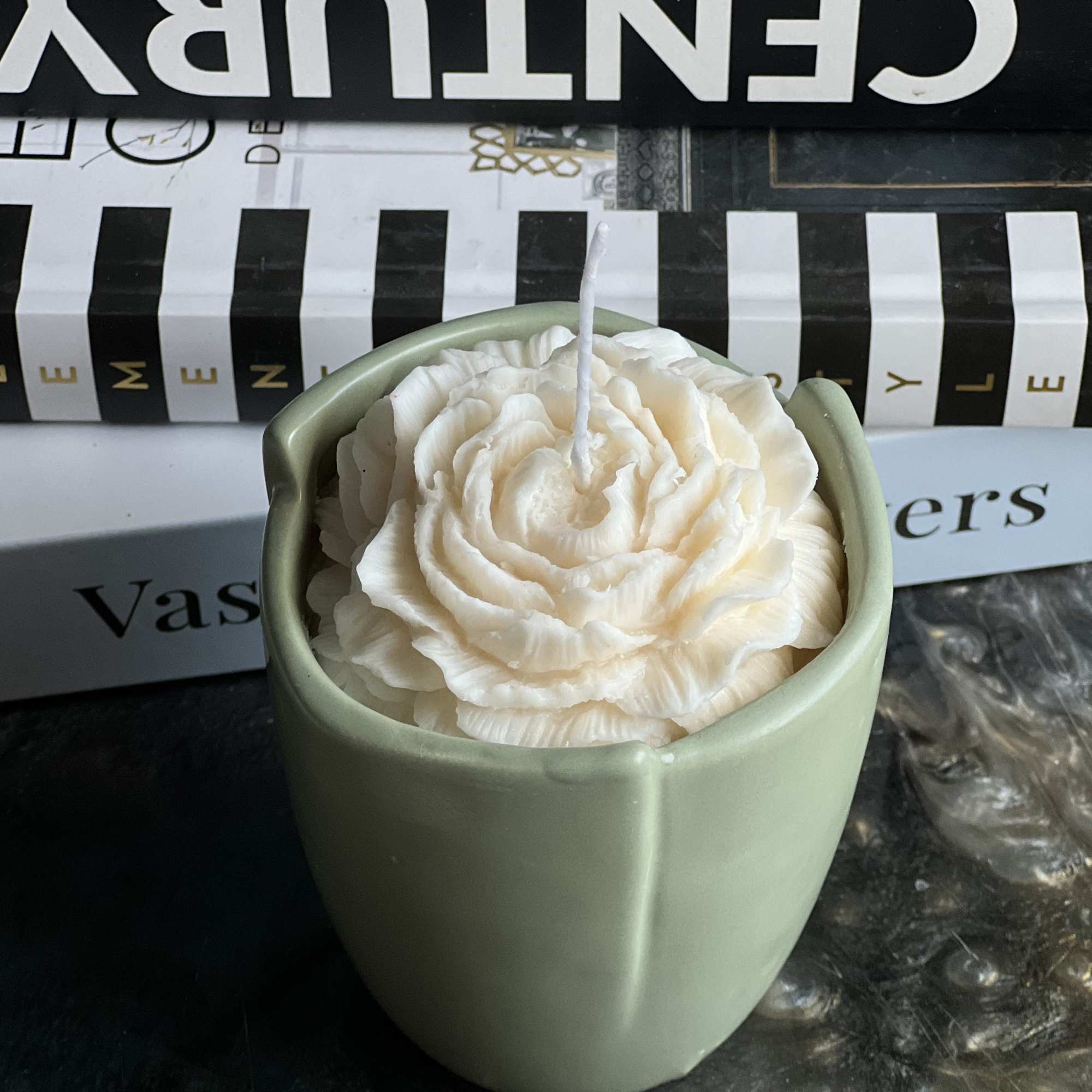 Handmade natural wax soy candle. Peony candle
5&quot; tall and 3 &quot; diameter