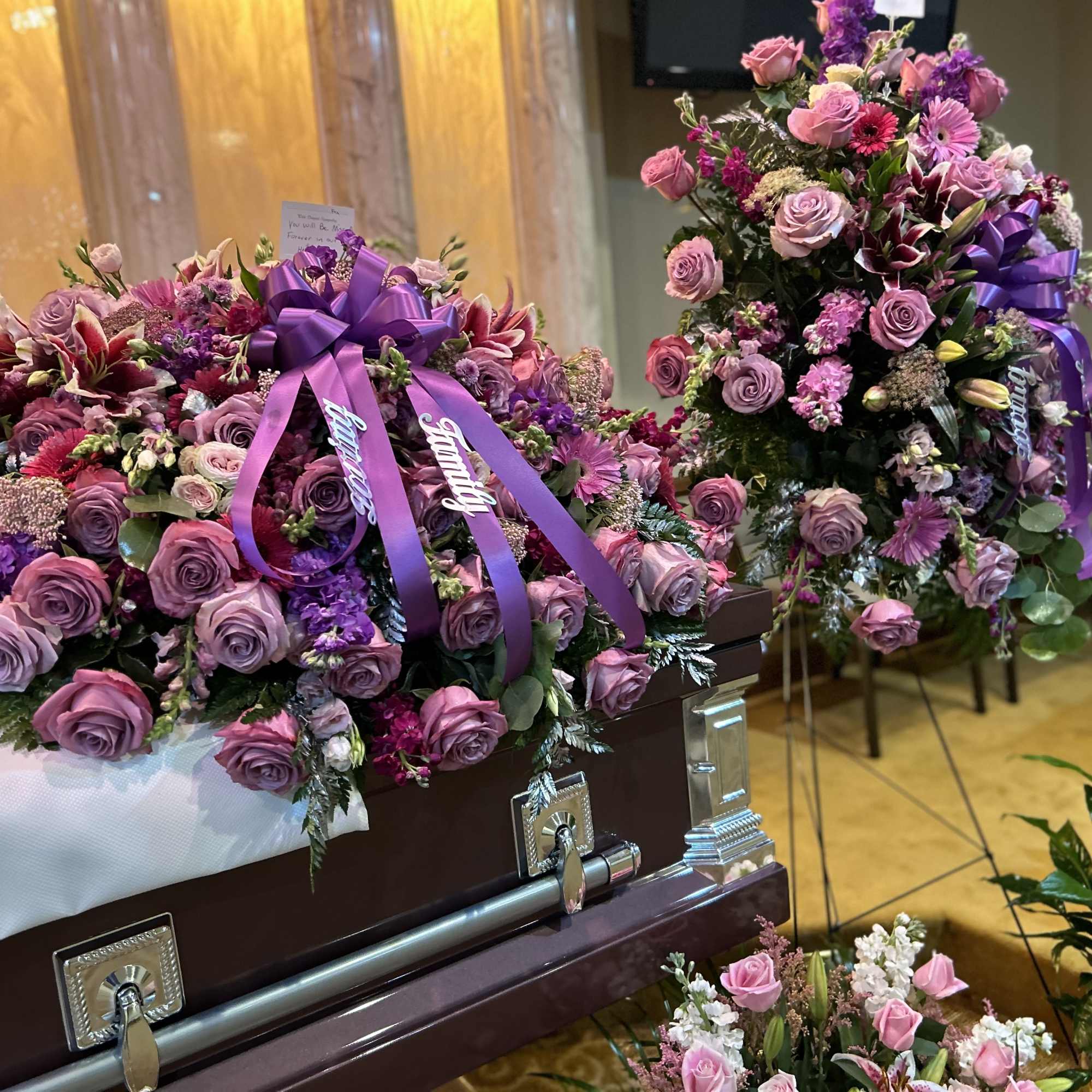 Sympathy arrangements package in Oak Park, MI | Exclusive