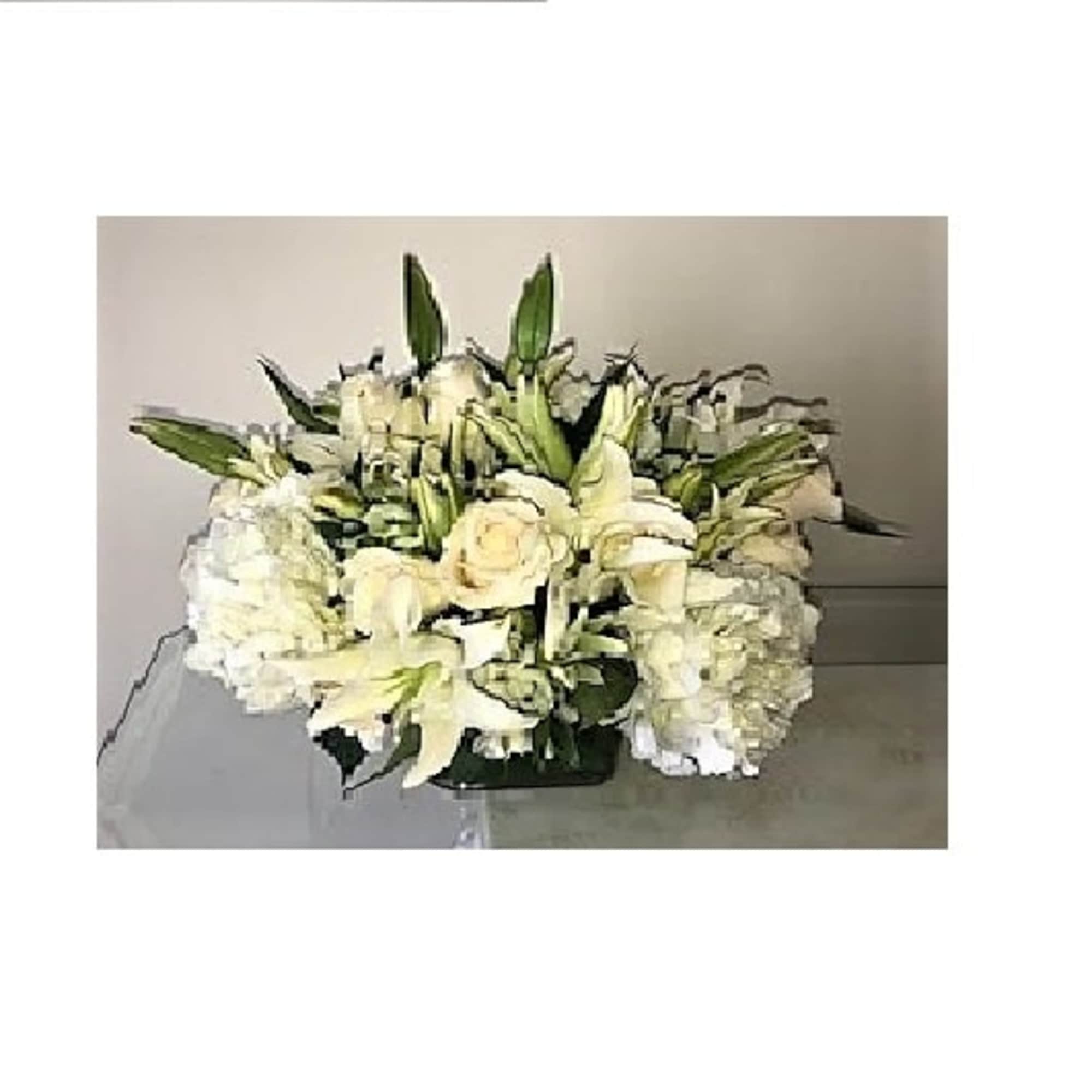 All white premium flowers. Beautifully arranged round in a modern glass cube.