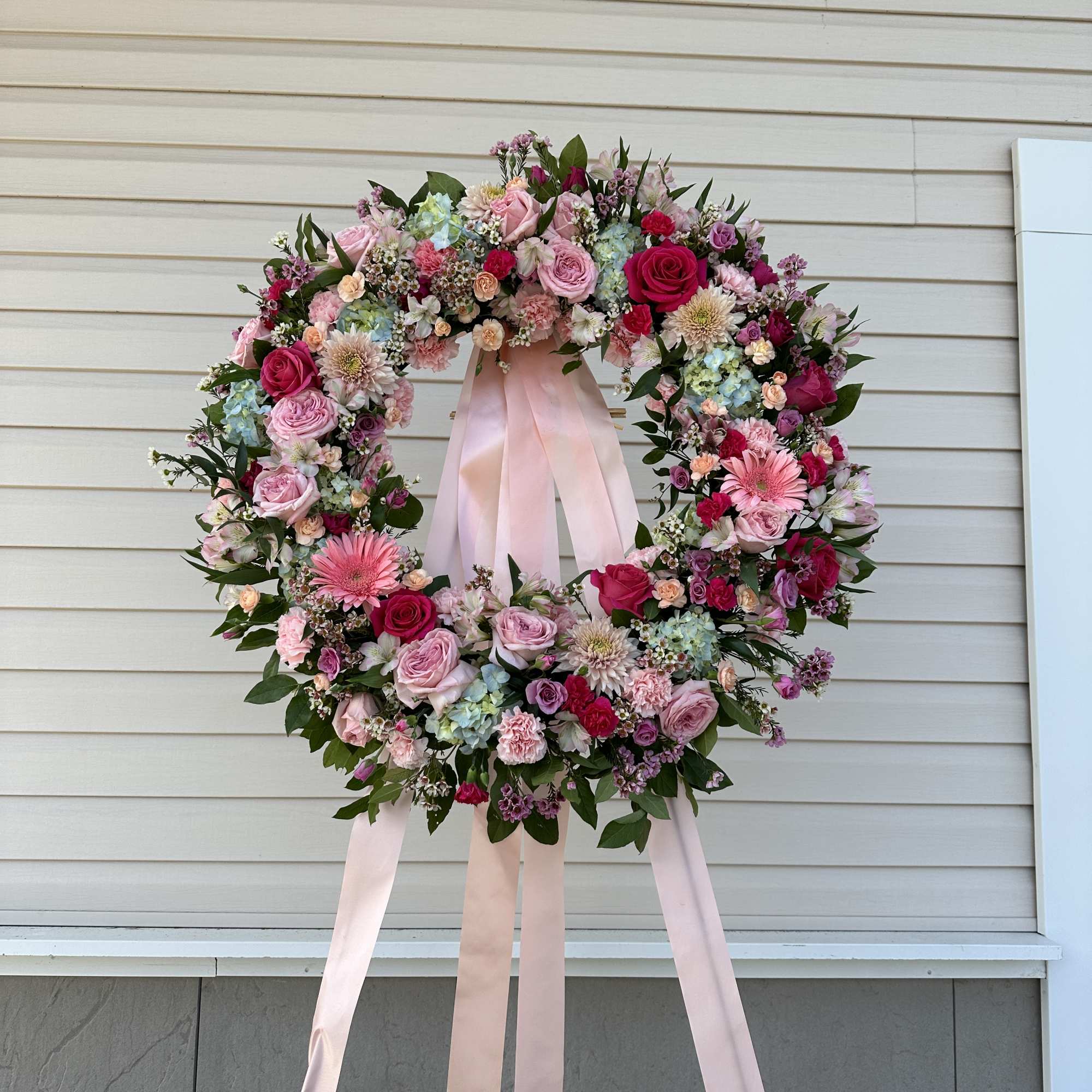 Es una corona de flores en tonos suaves.

Las im&aacute;genes son como punto