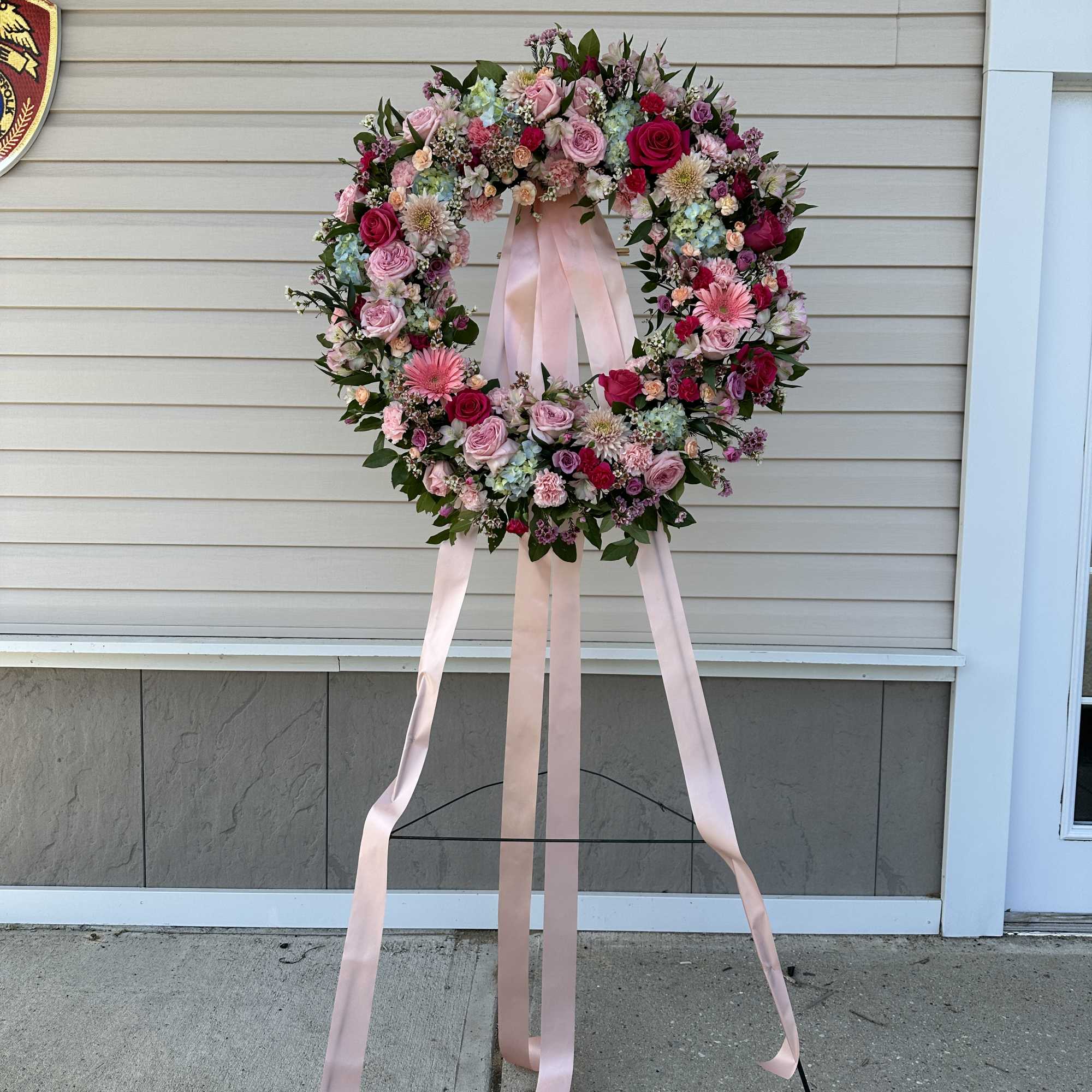 Es una corona de flores en tonos suaves.

Las im&aacute;genes son como punto