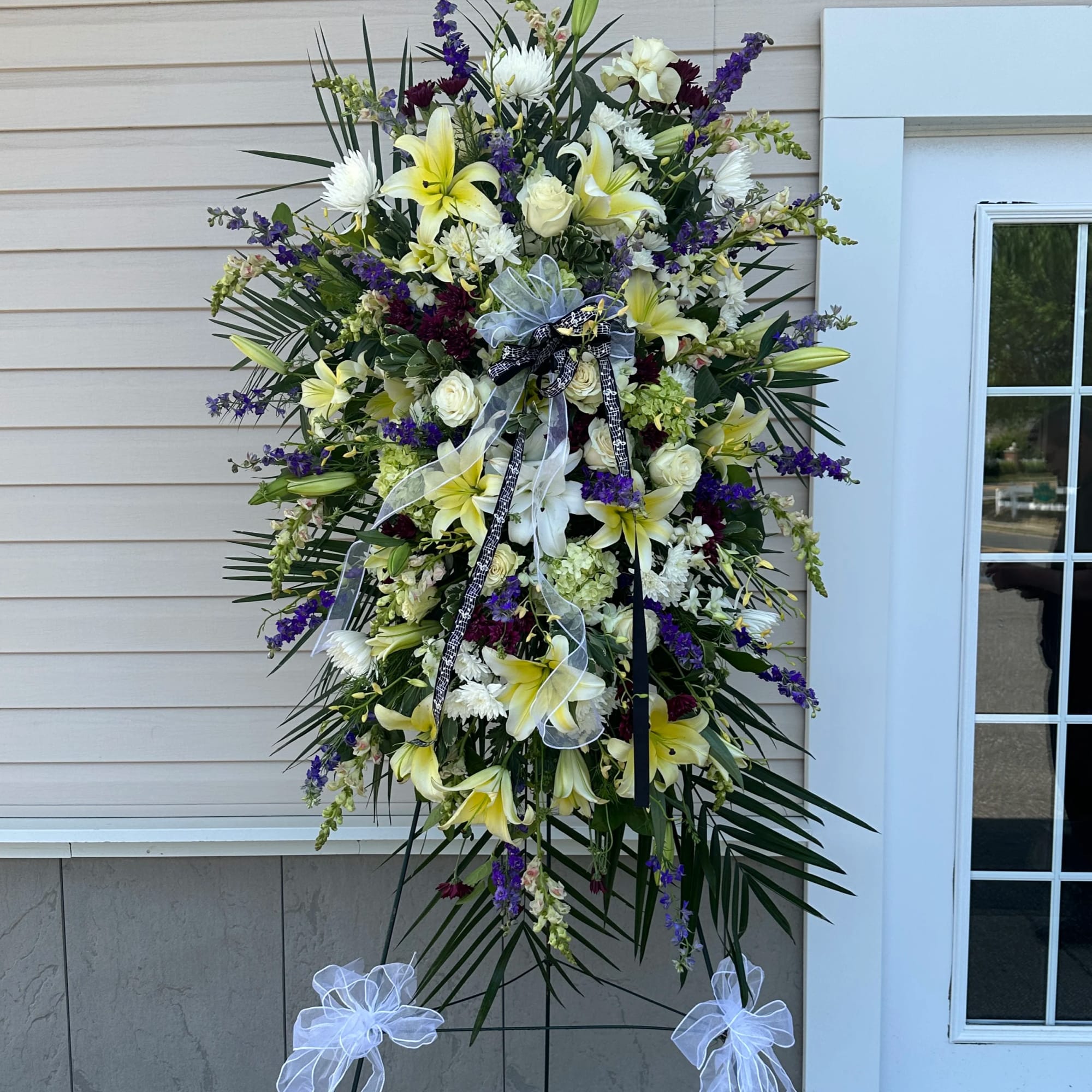 Es un Standing Spray con una paleta de colores hermosa y una