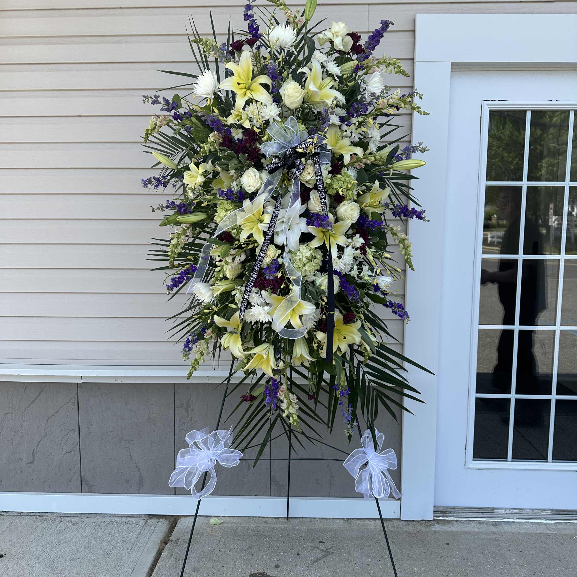 Es un Standing Spray con una paleta de colores hermosa y una