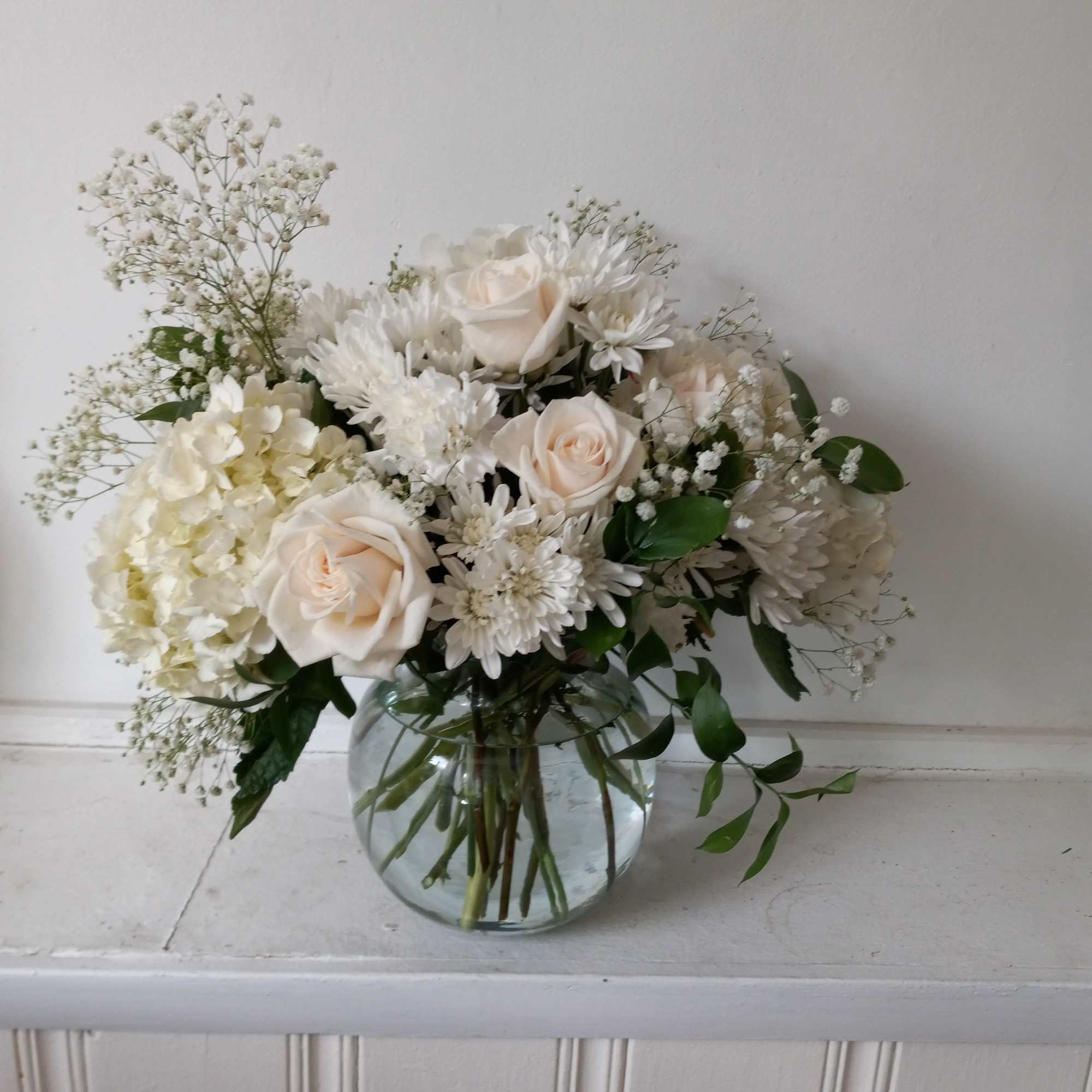 pure white roses, chrysanthemum, daisies and baby&#039;s breath with the touch of
