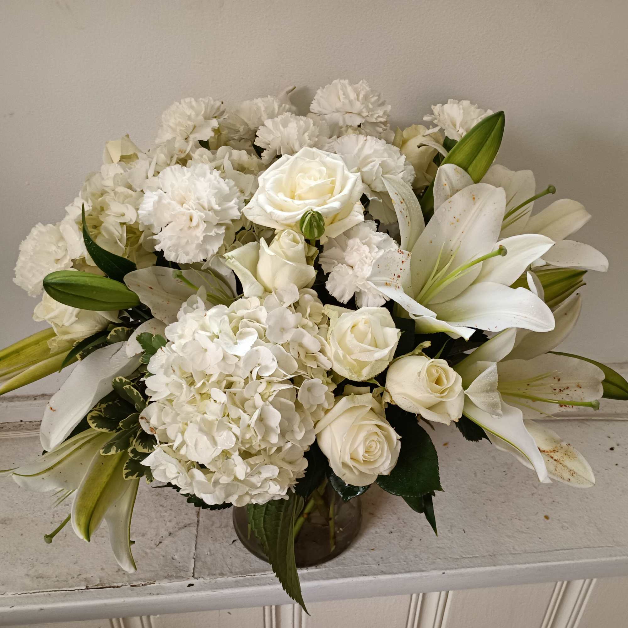 pure white roses, chrysanthemum, daisies and baby&#039;s breath with the touch of