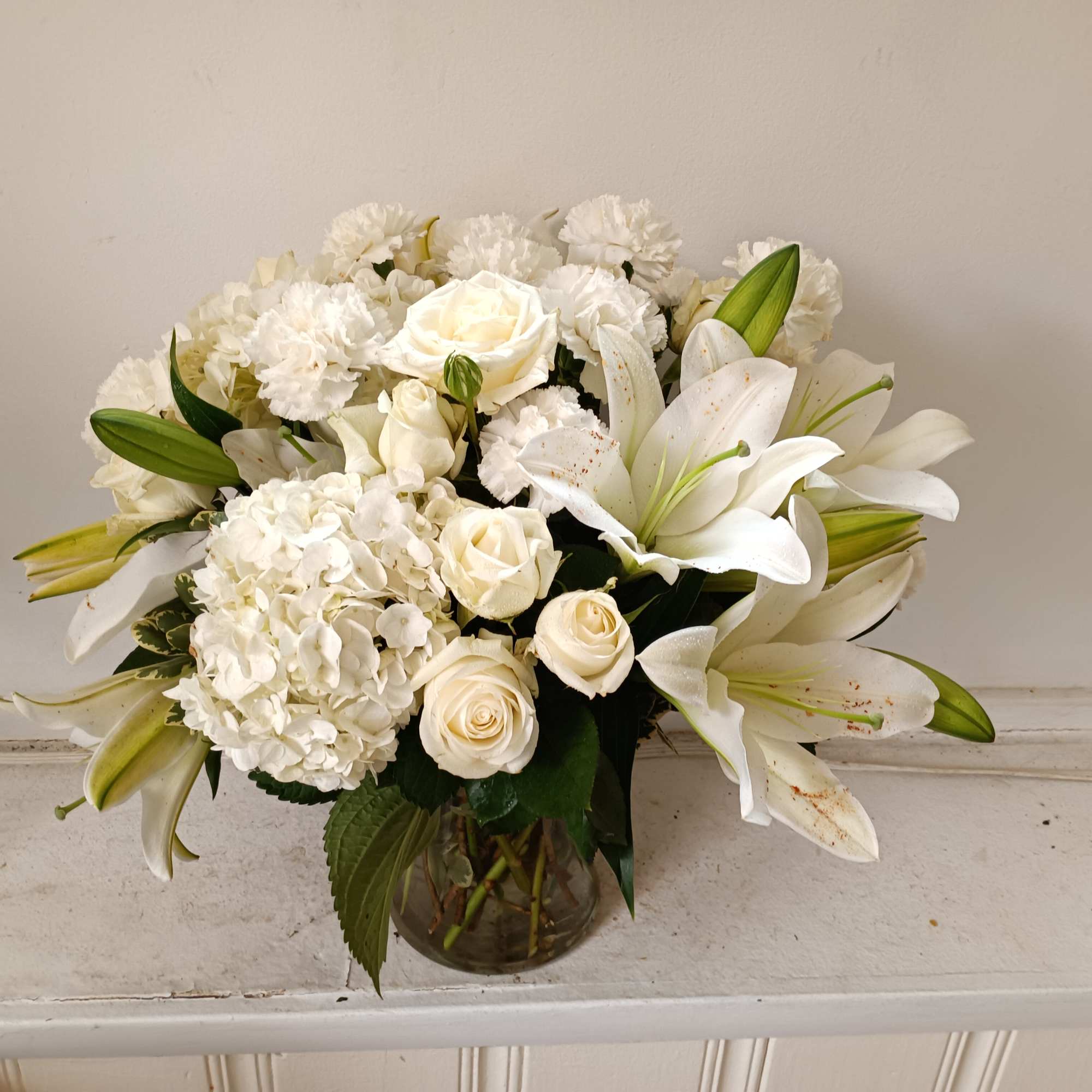 pure white roses, chrysanthemum, daisies and baby&#039;s breath with the touch of