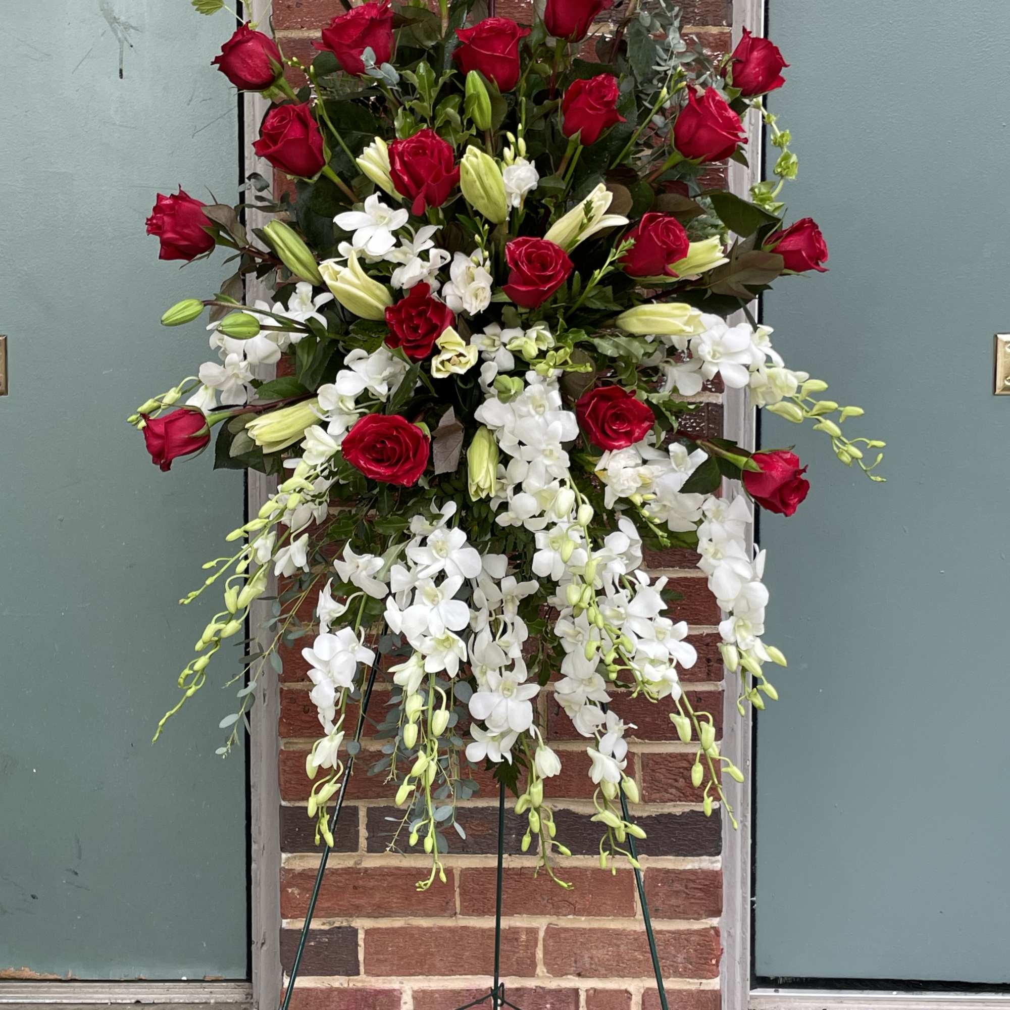A red and white combination of flowers to remember your loved one.