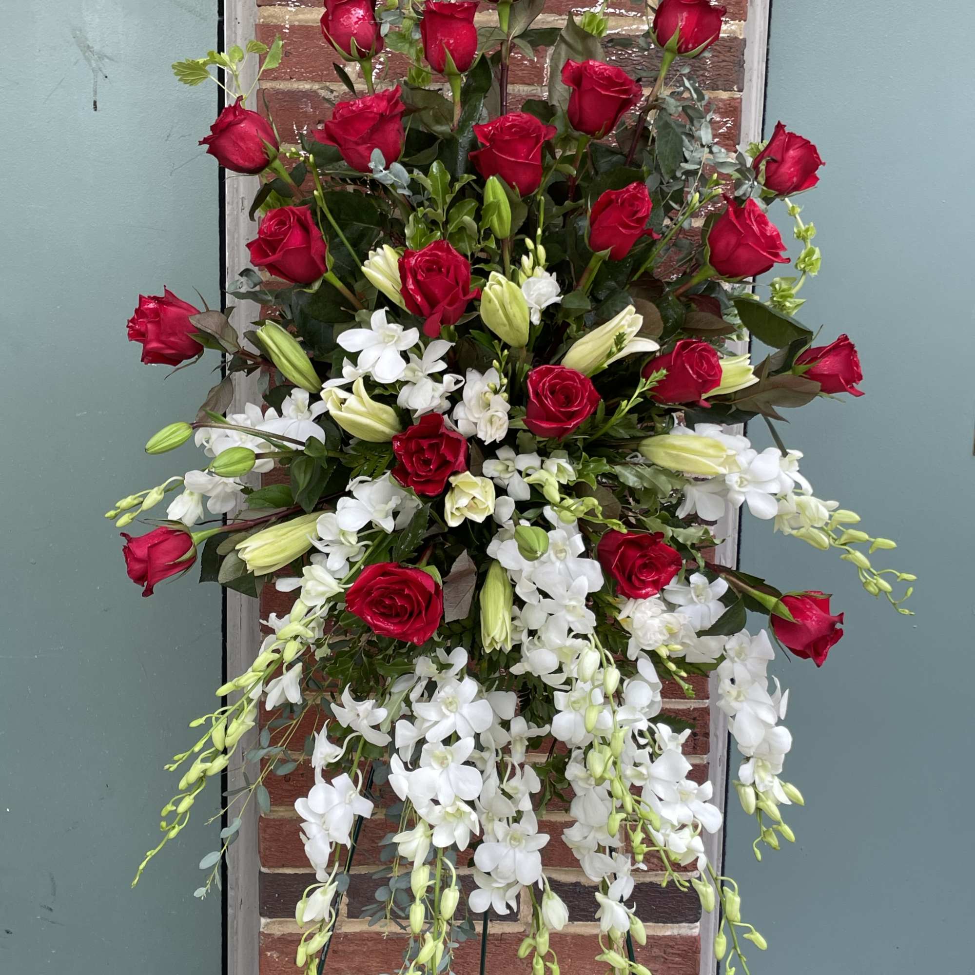 A red and white combination of flowers to remember your loved one.