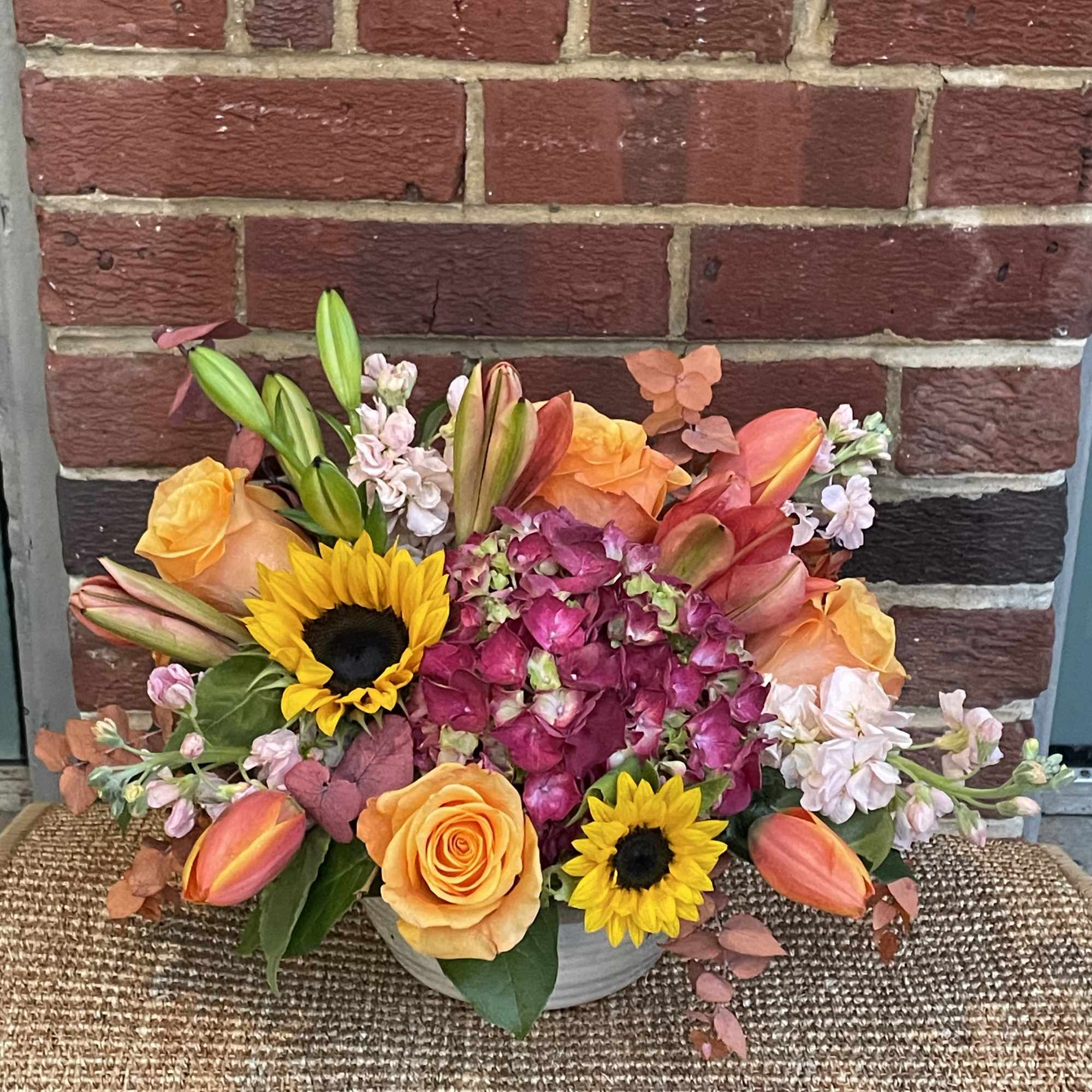 A flawless combination of flowers that not only sets the autumn mood