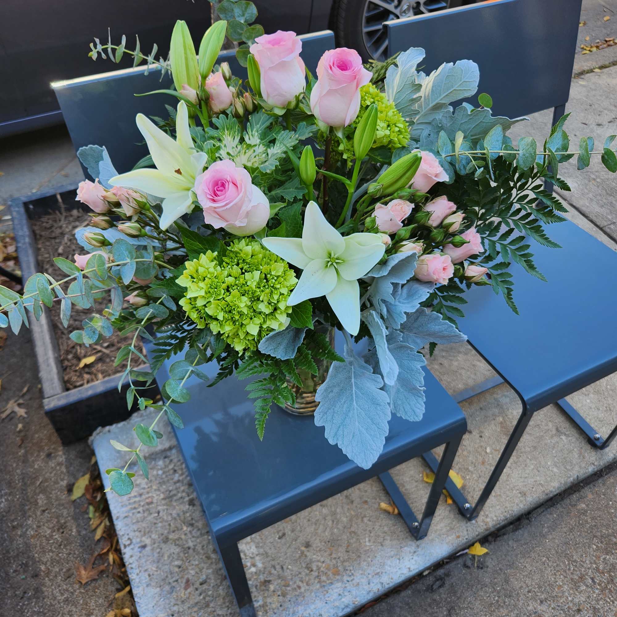 Designers choice in a loose and wild bouquet