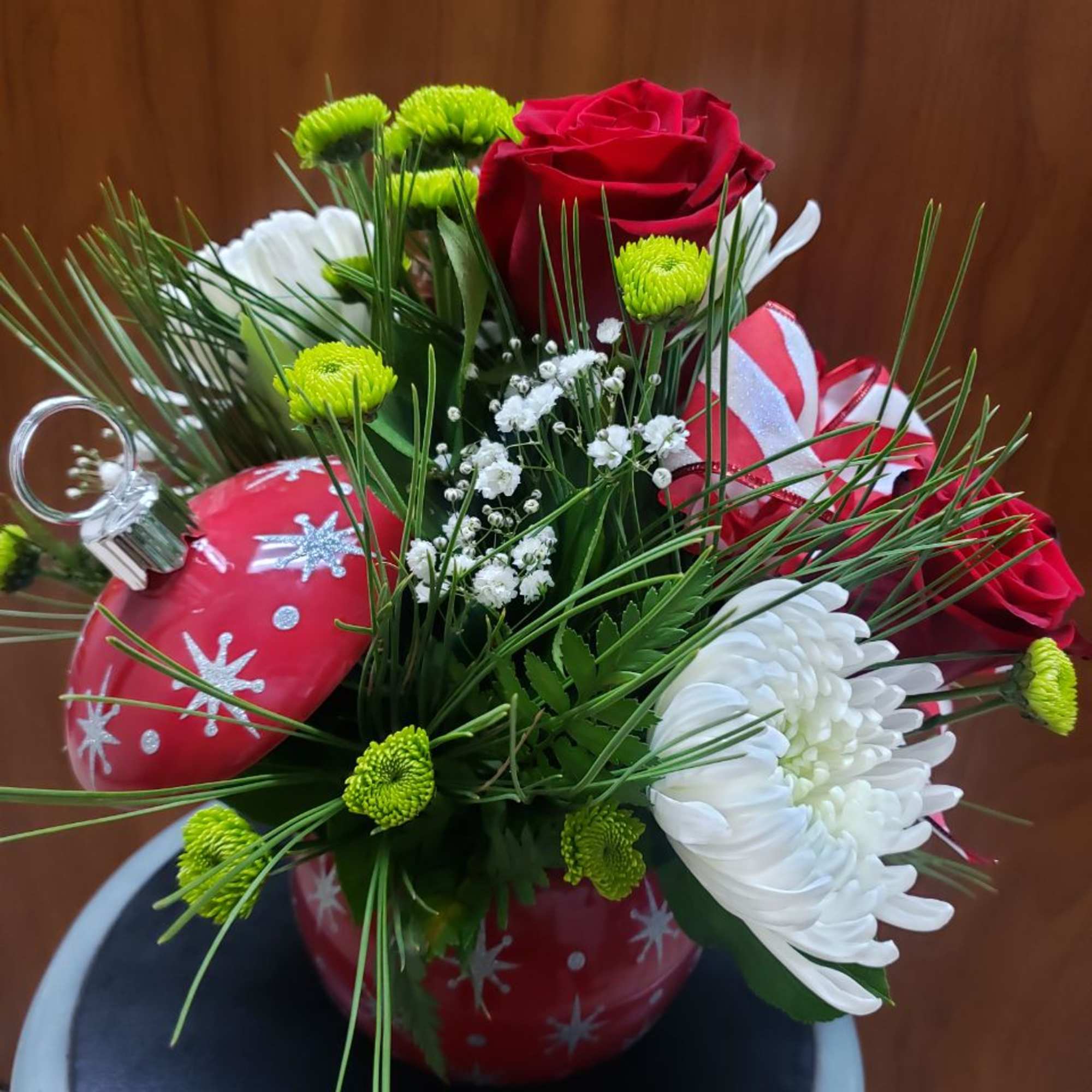 3 red roses,3 white spiders mum, 3 green buttons, white baby breath