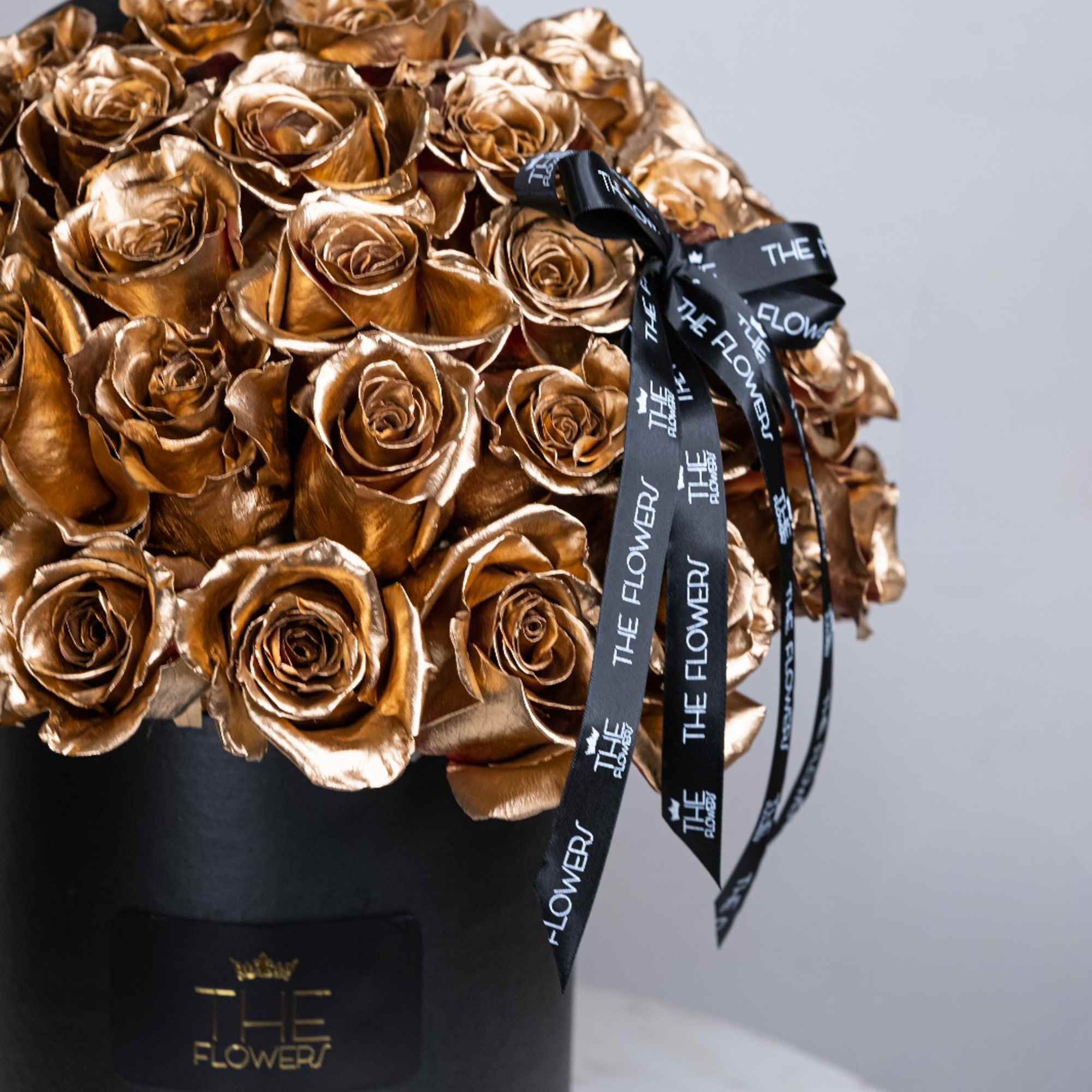 Golden roses are a royal bouquet for a loved one. Perfect for