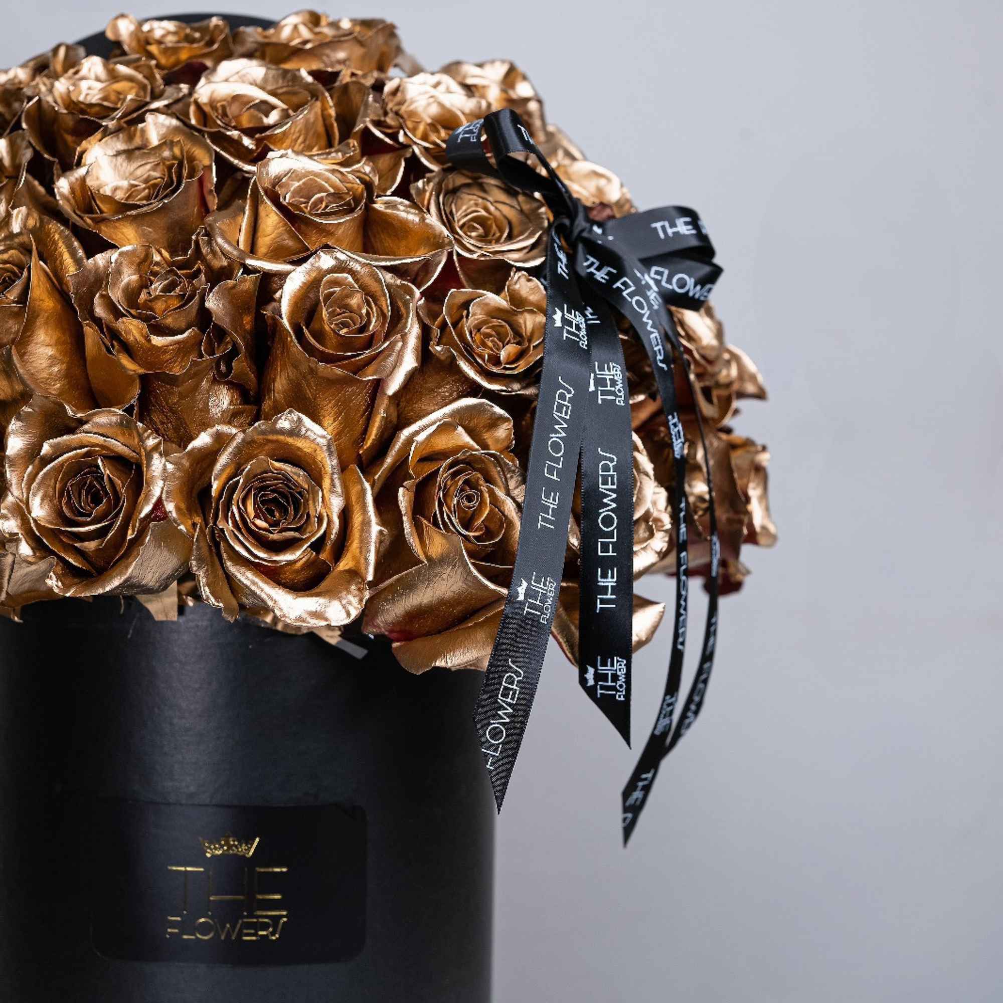 Golden roses are a royal bouquet for a loved one. Perfect for