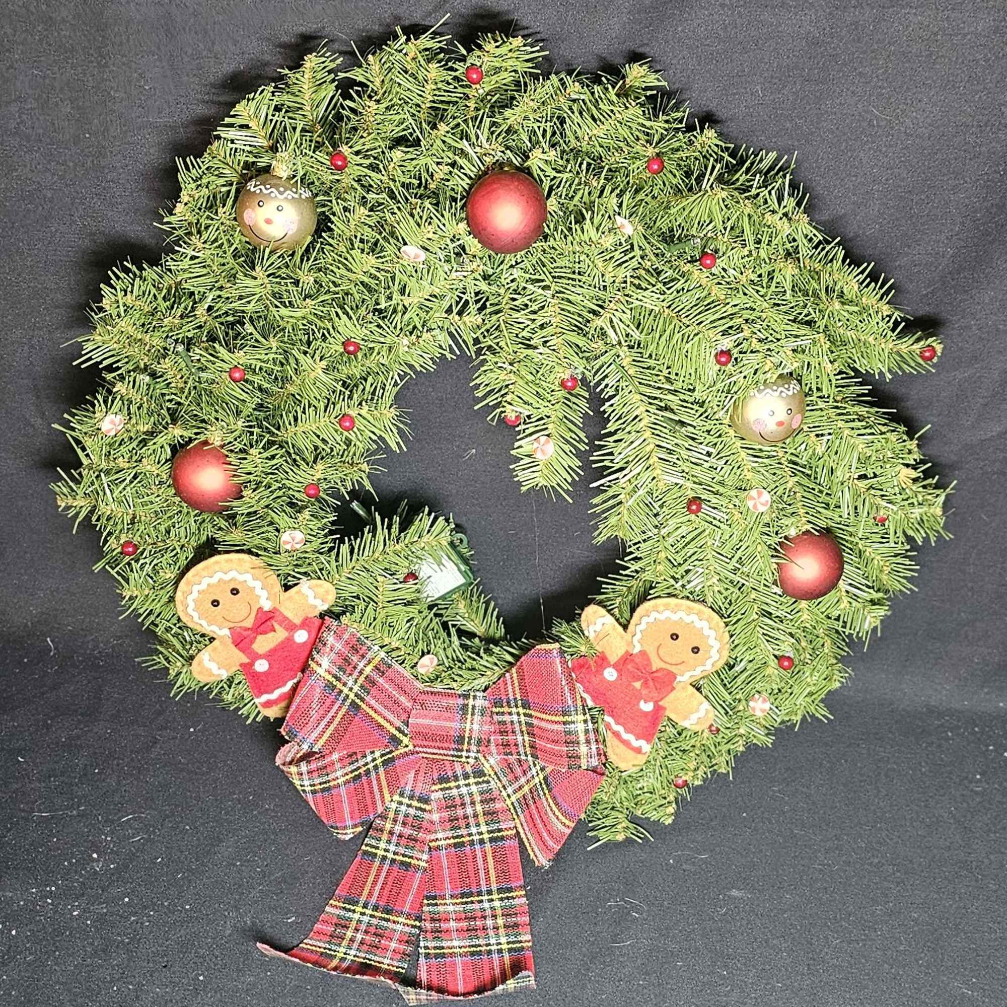 Wreath with gingerbreads and bows